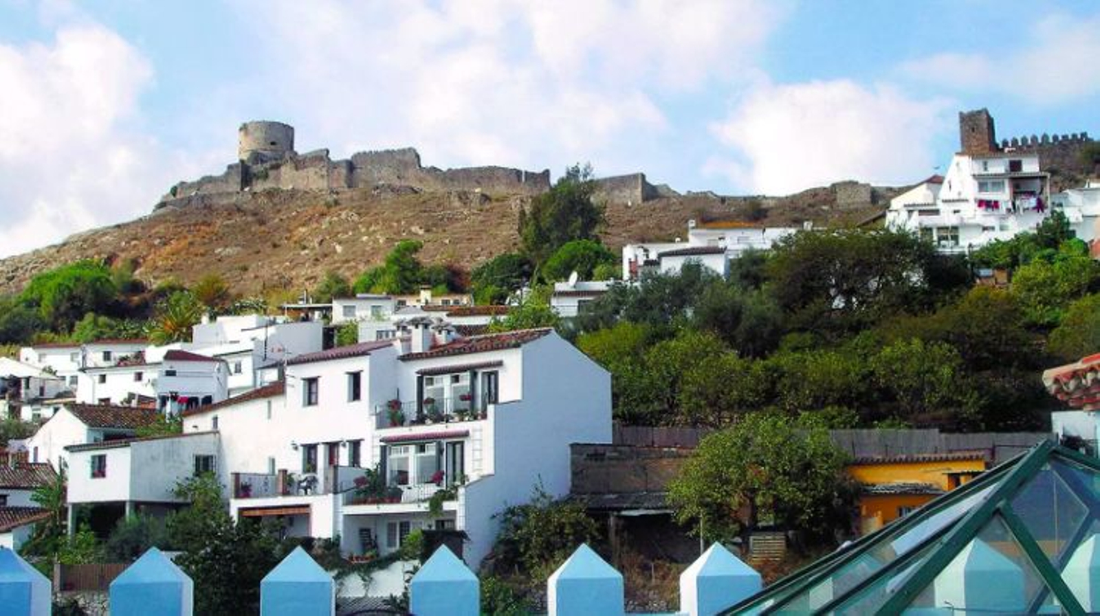 El pueblo de Jimena de la Frontera, coronado por su castillo