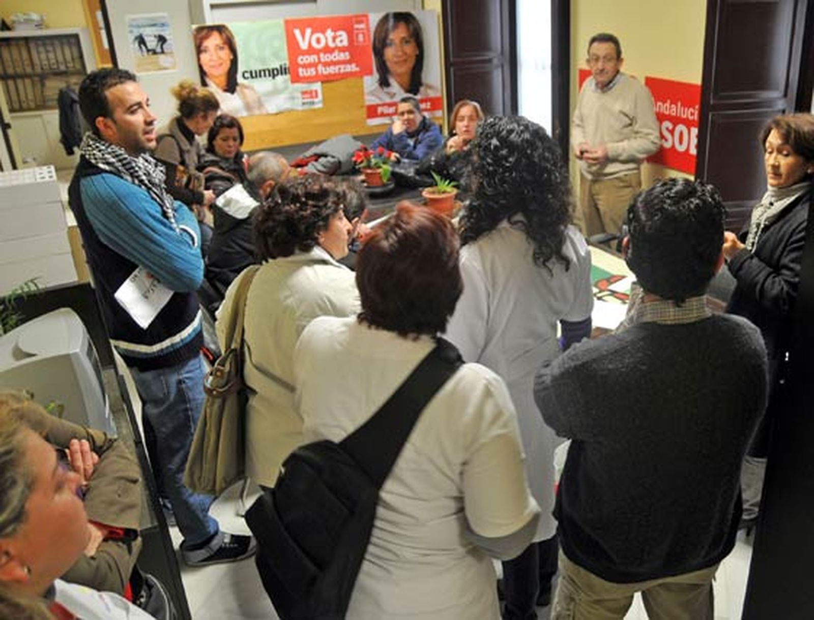La Policía Local frena el intento de las trabajadoras de Acasa y Limasa de tomar el Consistorio si bien lograron ocupar la sede del grupo municipal del PSOE más tarde

Foto: Manuel Aranda