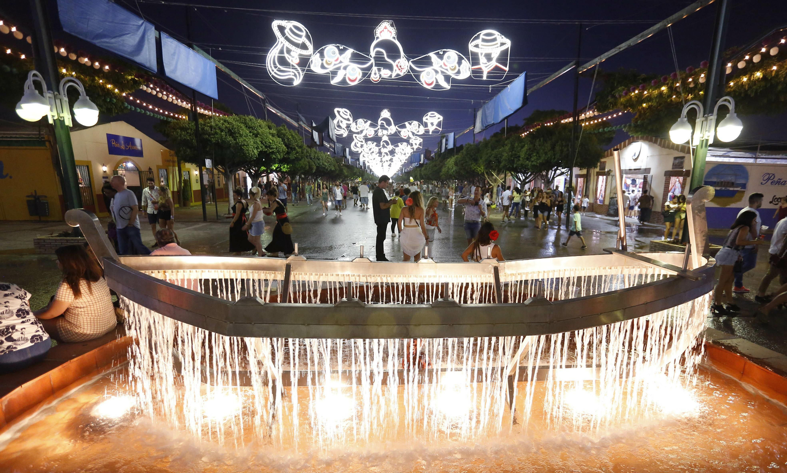 Fotos del cuarto día de Feria de Málaga en el Centro y la noche en el Real