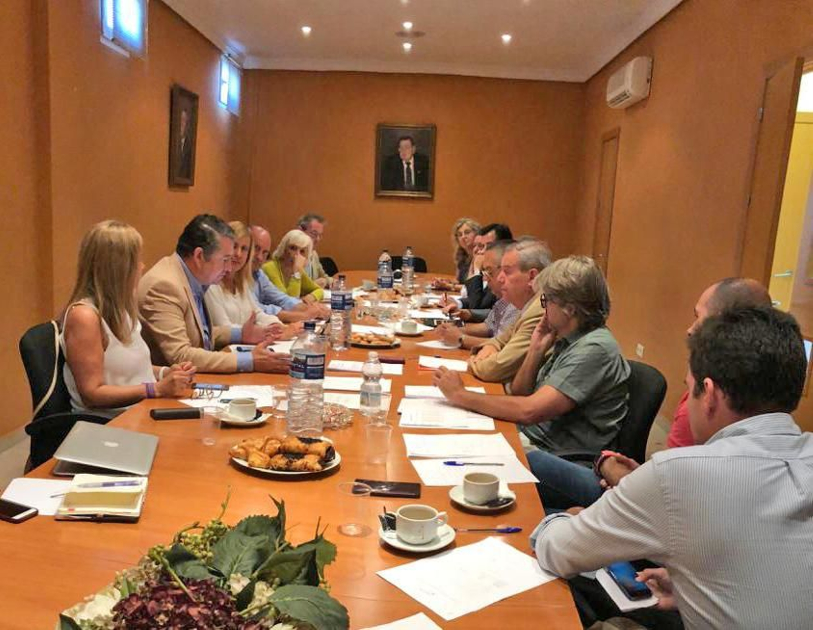Responsables de Horeca y dirigentes del PP, ayer durante la reunión.