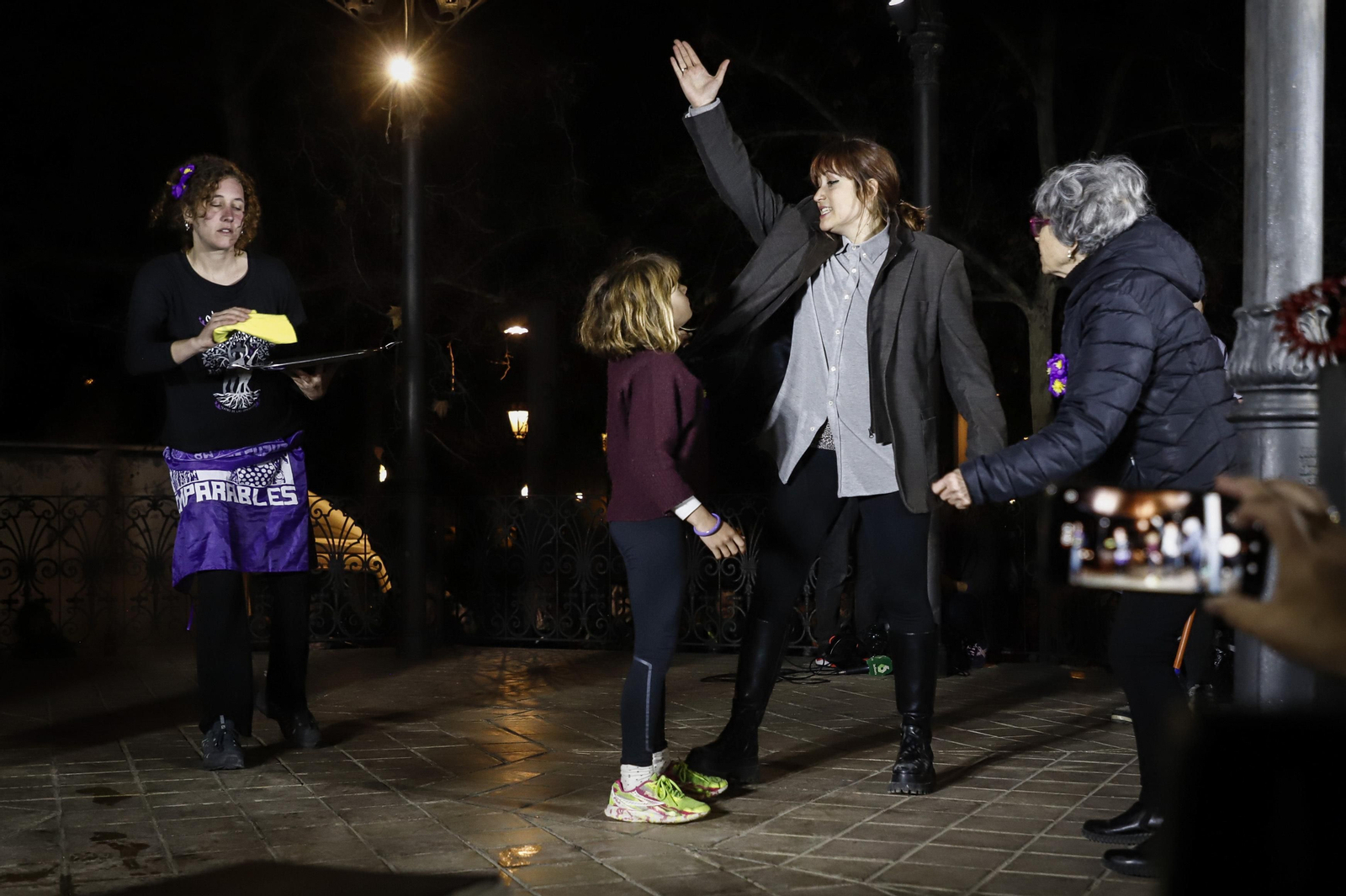 Una ola morada inunda la avenida principal de Granada en el Día de la Mujer