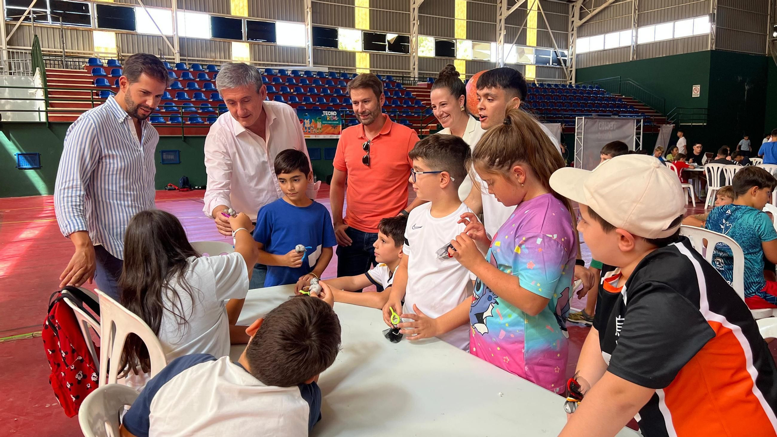 Casi 300 niños y niñas disfrutan en Adra del programa educativo ‘TecnoTribu’.