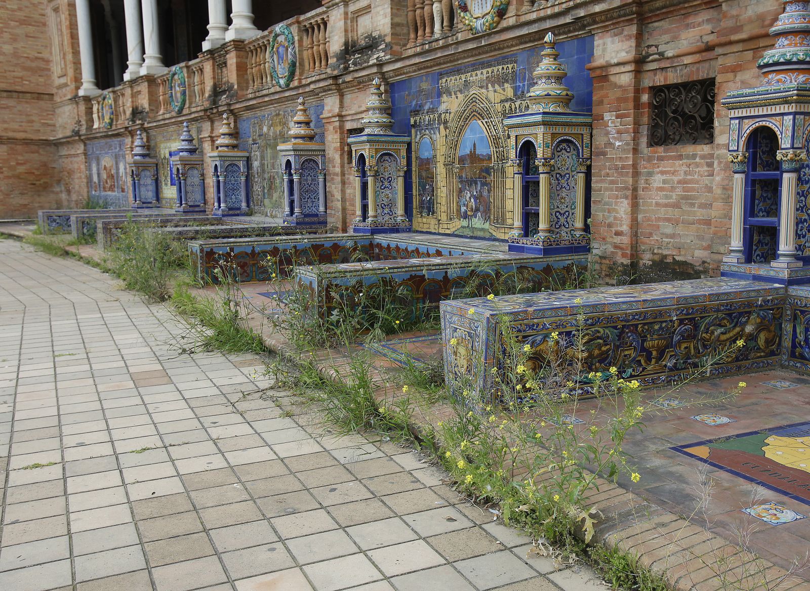 Abandono en la Plaza de España por el confinemiento