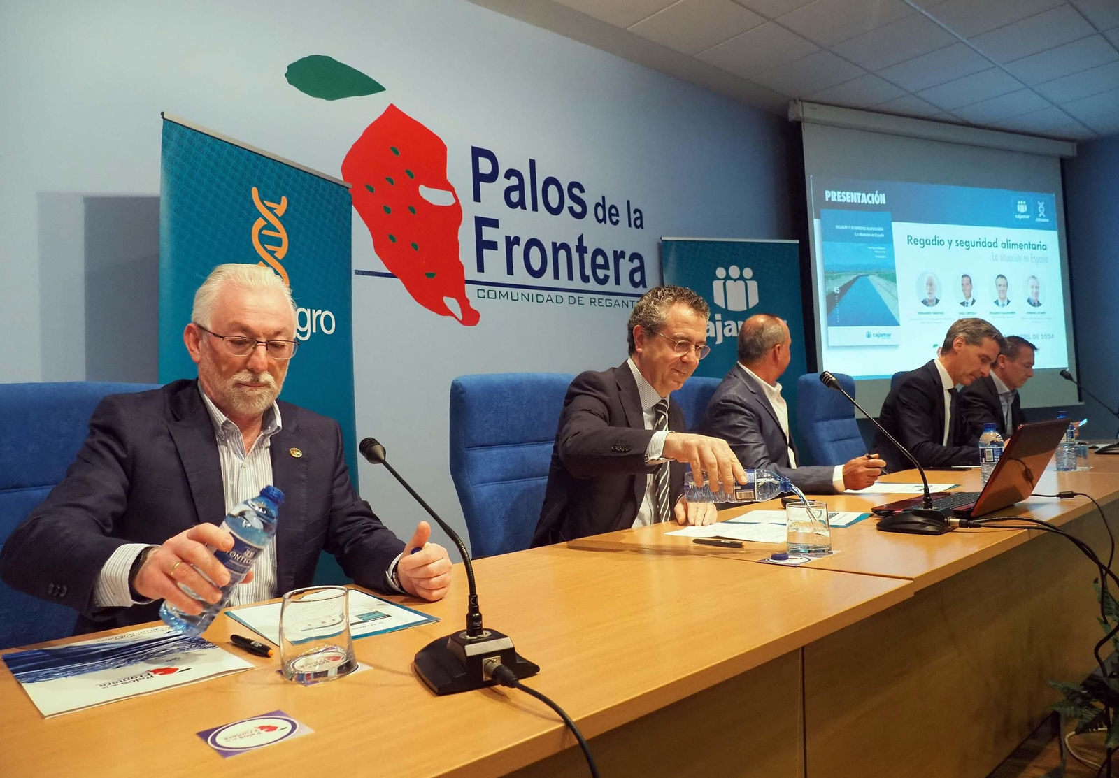 Las mejores fotografías del acto de presentación en Palos del libro de Cajamar sobre el futuro del regadío