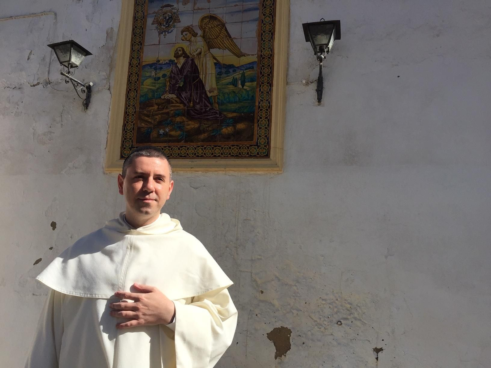 Fray Xavi junto al azulejo de la Oración en en Huerto en la puerta principal de Santo Domingo.