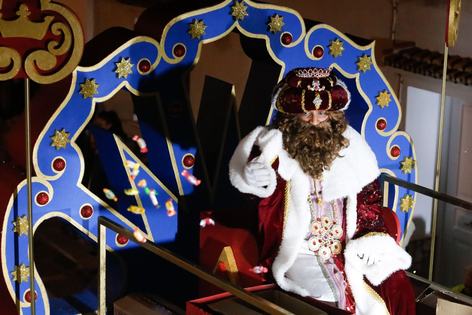 Búscate en las fotos de la cabalgata de Reyes Magos 2026 en Los Barrios