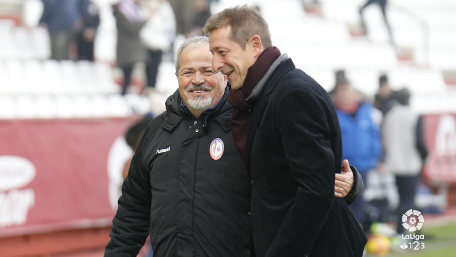 Luis Miguel Ramis saluda a Iriondo, técnico del Rayo Majadahonda.