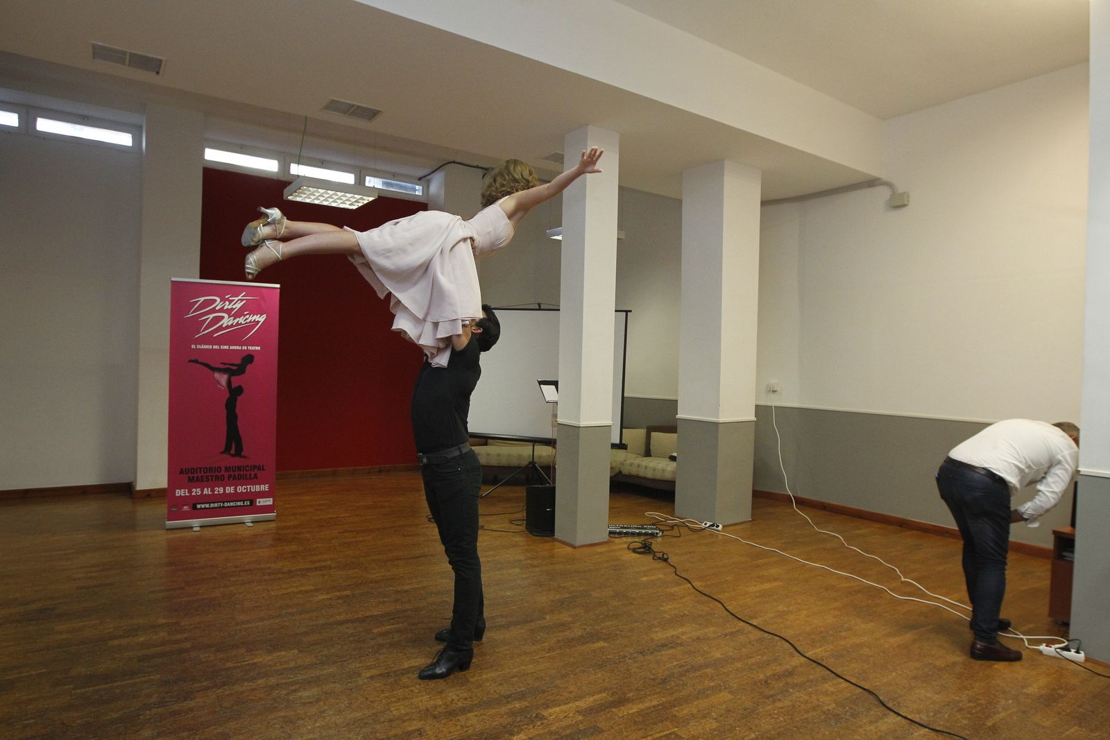 Eva Conde y Christian Sánchez haciendo la famosa escena final de la película 'Dirty Dancing' ayer en la EMMA.
