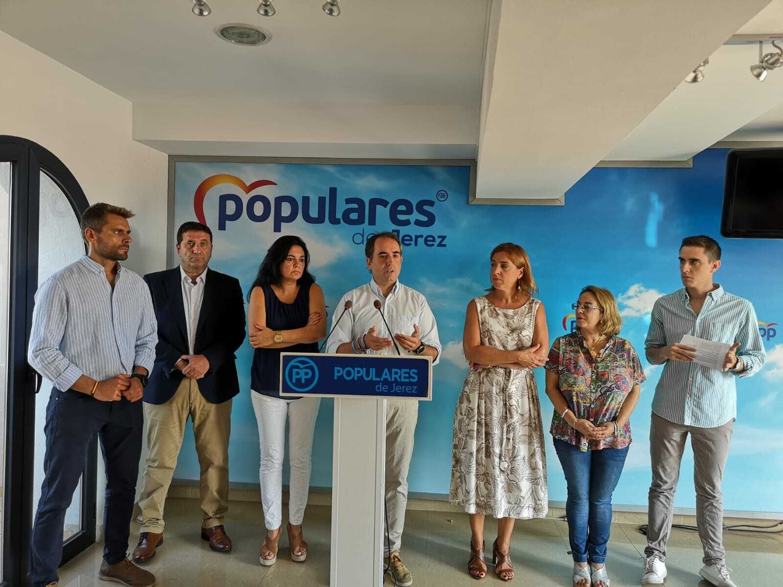 Varios componentes del PP durante la rueda de prensa en su propia sede