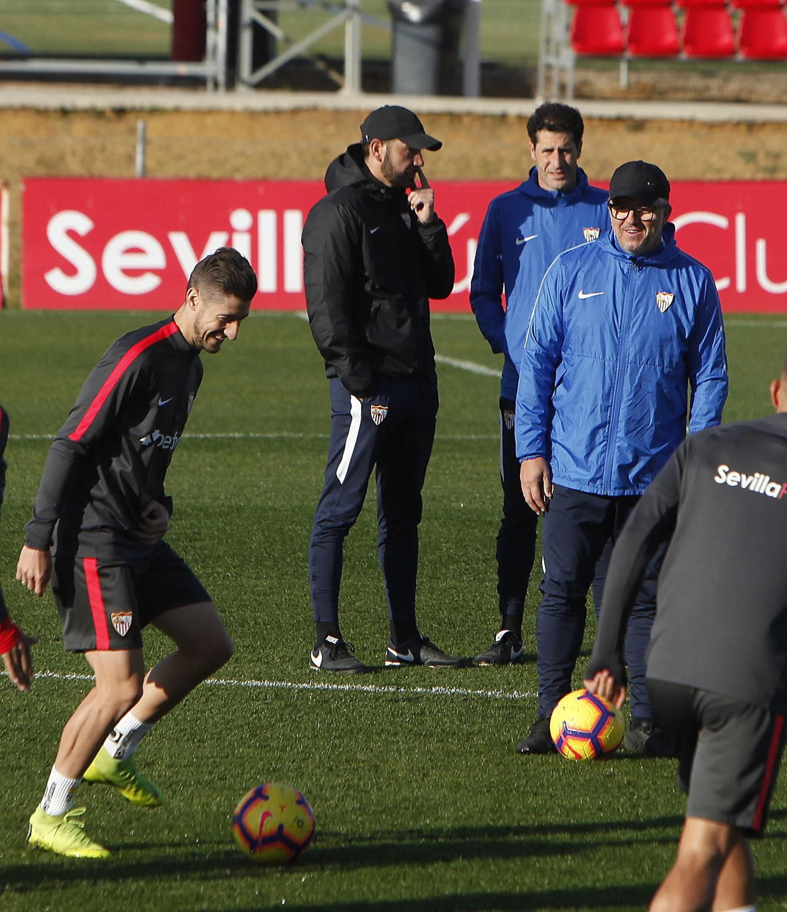 Pablo Machín dialoga con Jordi Balcells ante Jordi Guerrero en el entrenamiento de hoy.