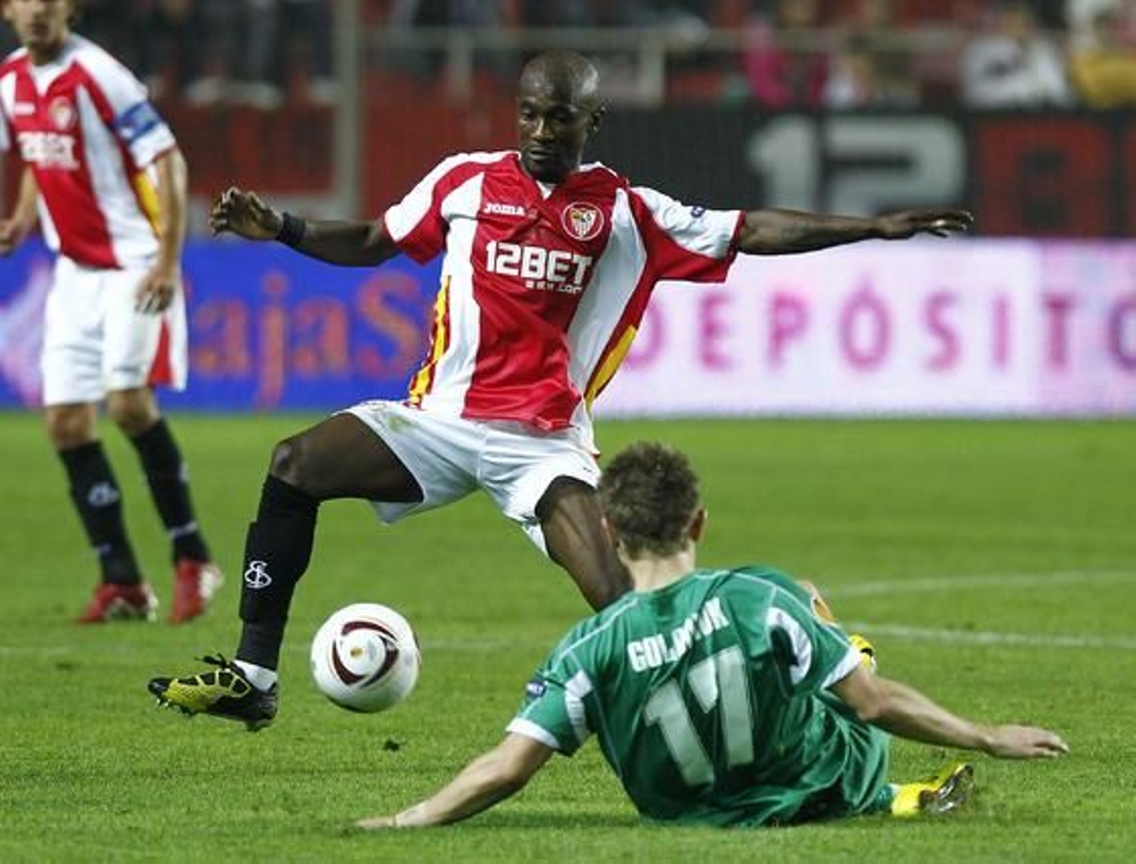 Zokora gana una pelota en el centro del campo. / Antonio Pizarro