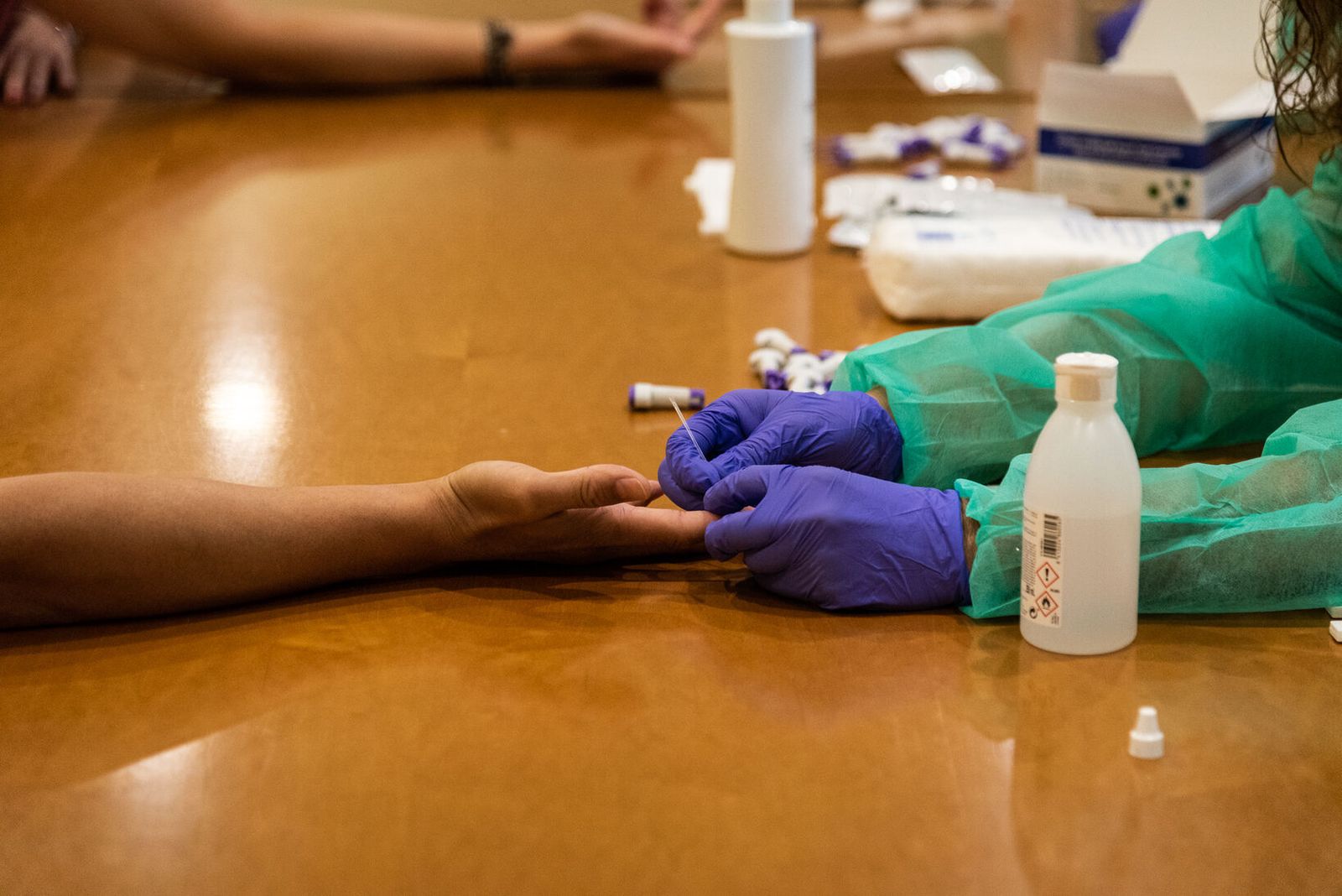 Realización de una prueba de PCR a un posible contagiado.