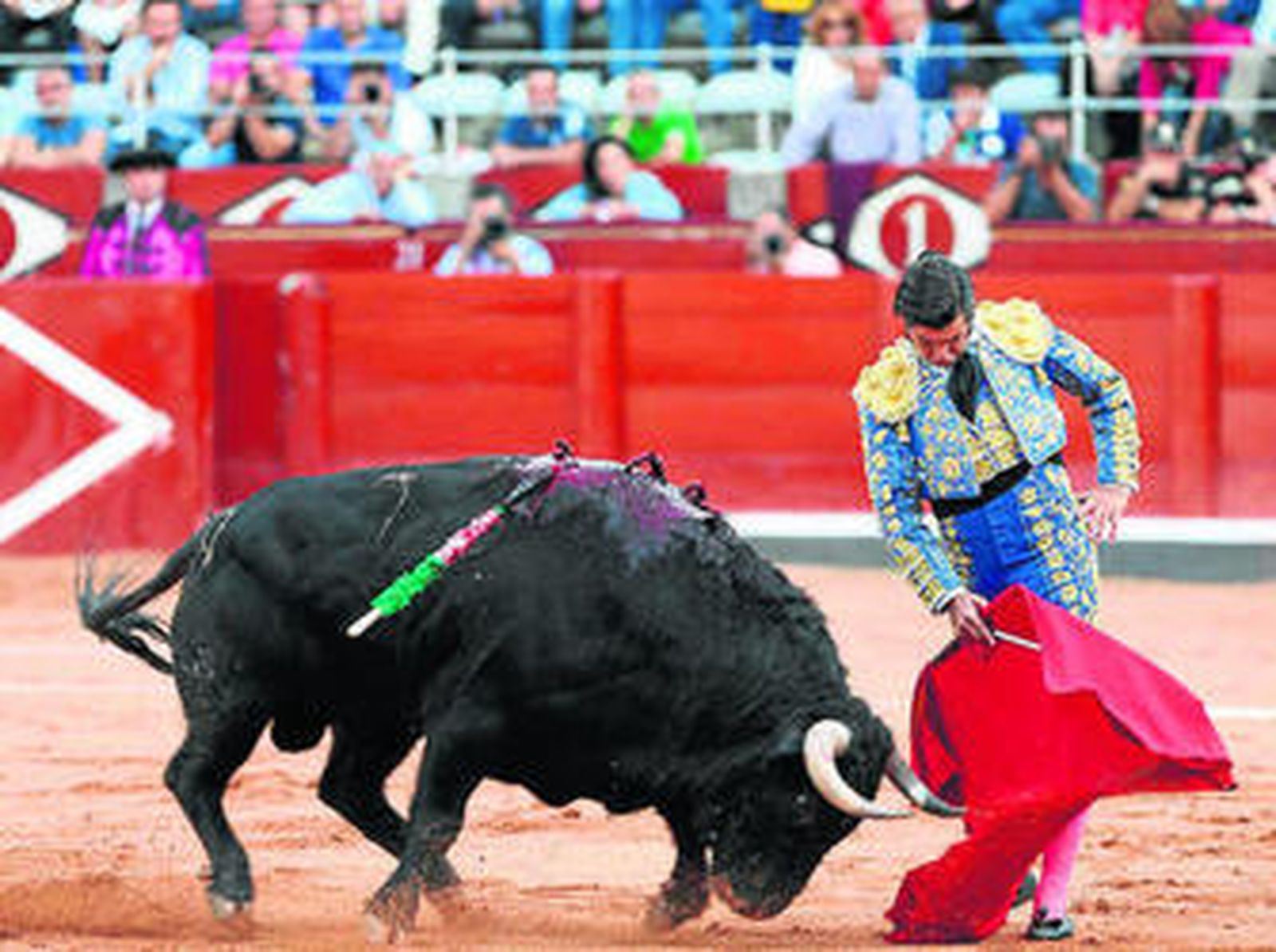Paco Ureña, en una larga cambiada, ayer, en la plaza de toros de Salamanca.