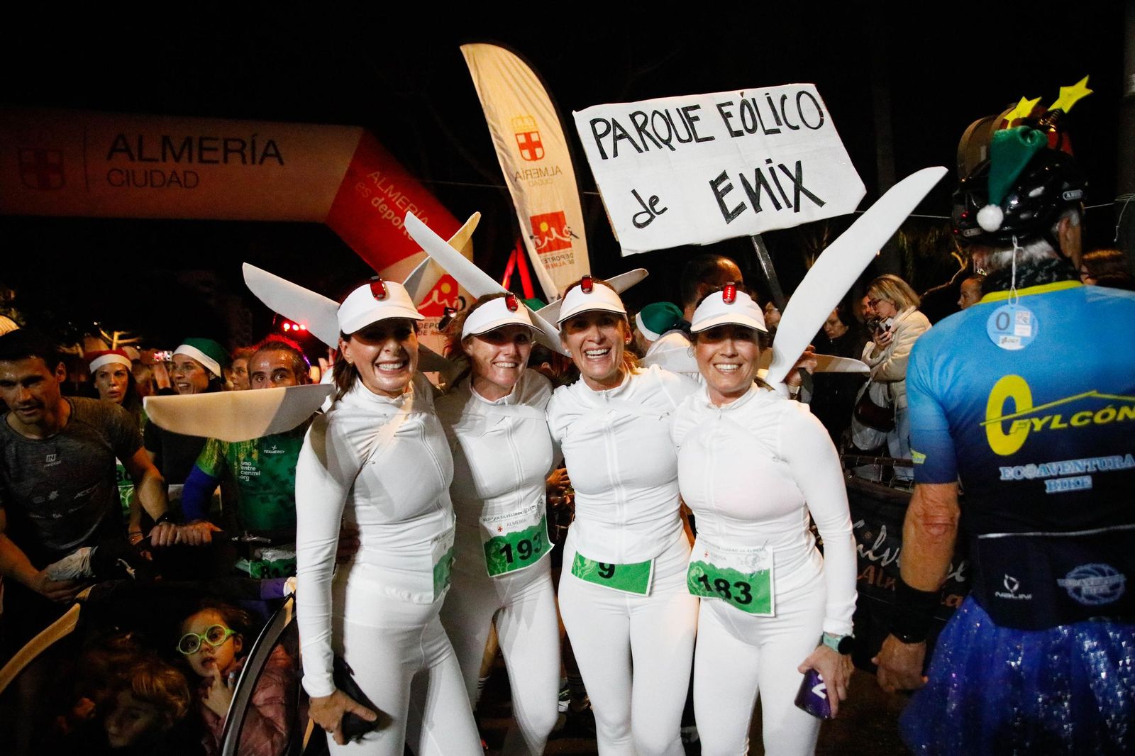 Un grupo de mujeres disfrazadas de la temática de este año sobre la concienciación medioambiental.