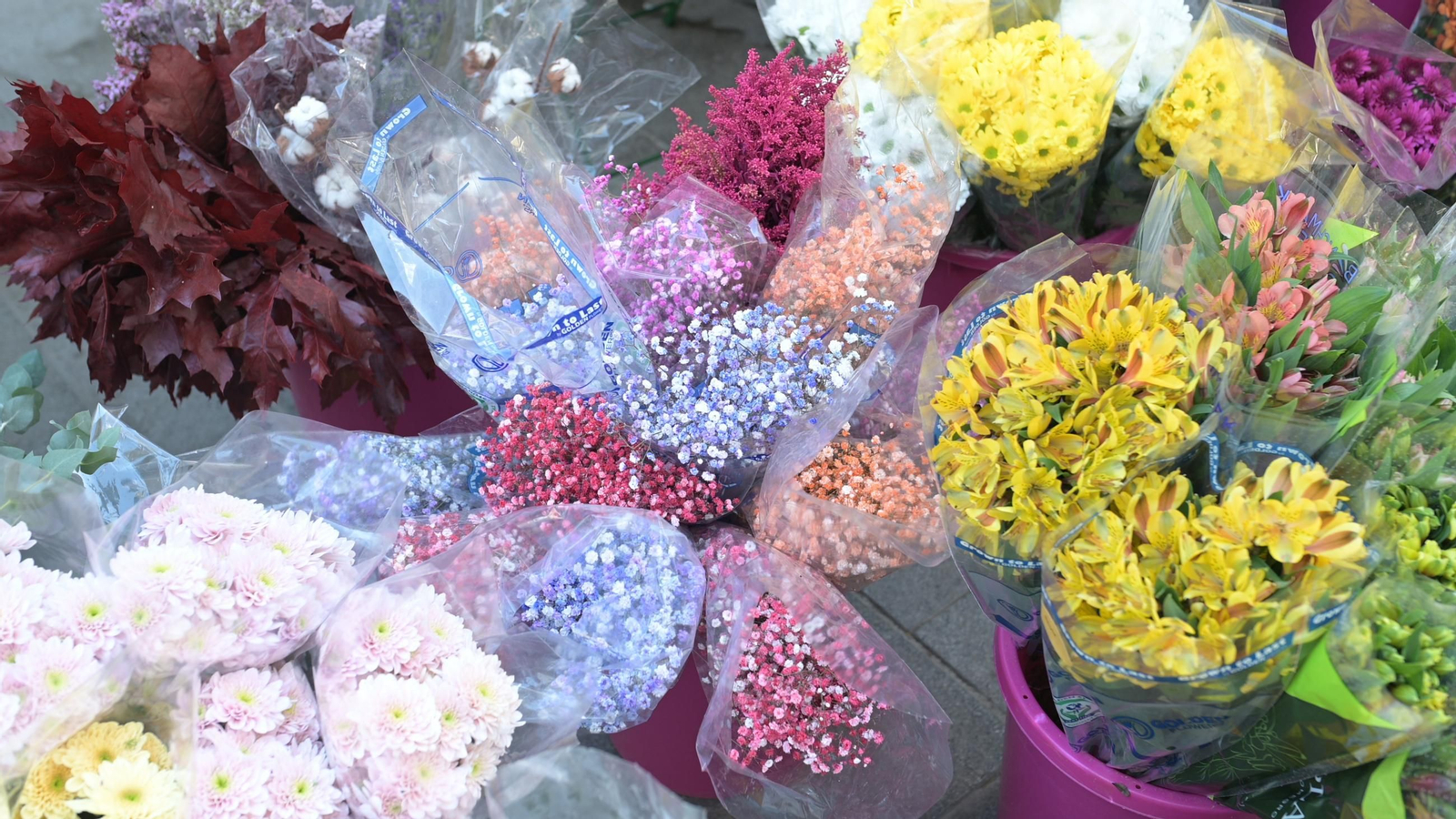 Los sevillanos compran crisantemos para sus seres queridos en el cementerio.