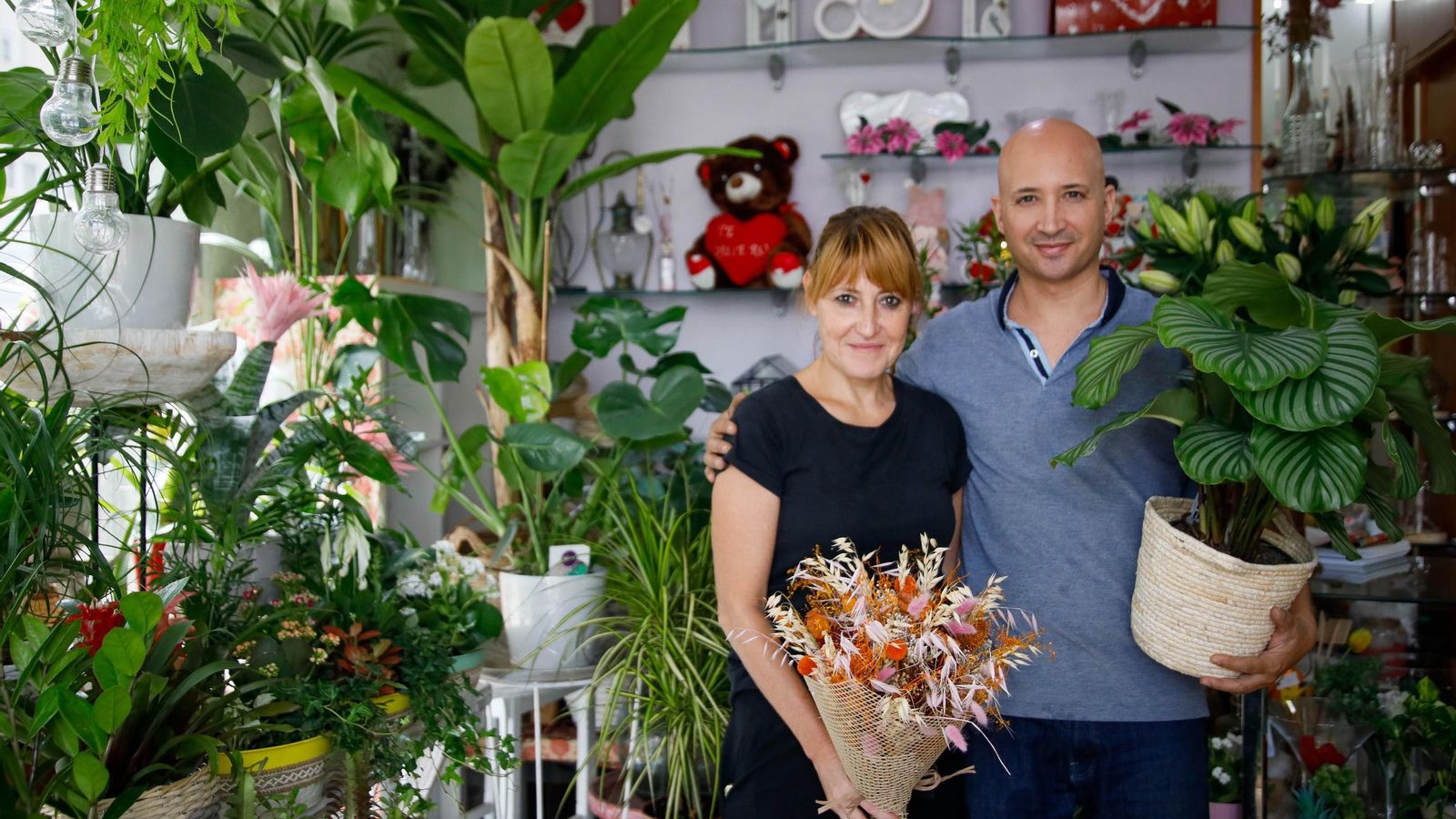 Pilar es la propietaria de la 'Floristería Toñi'.