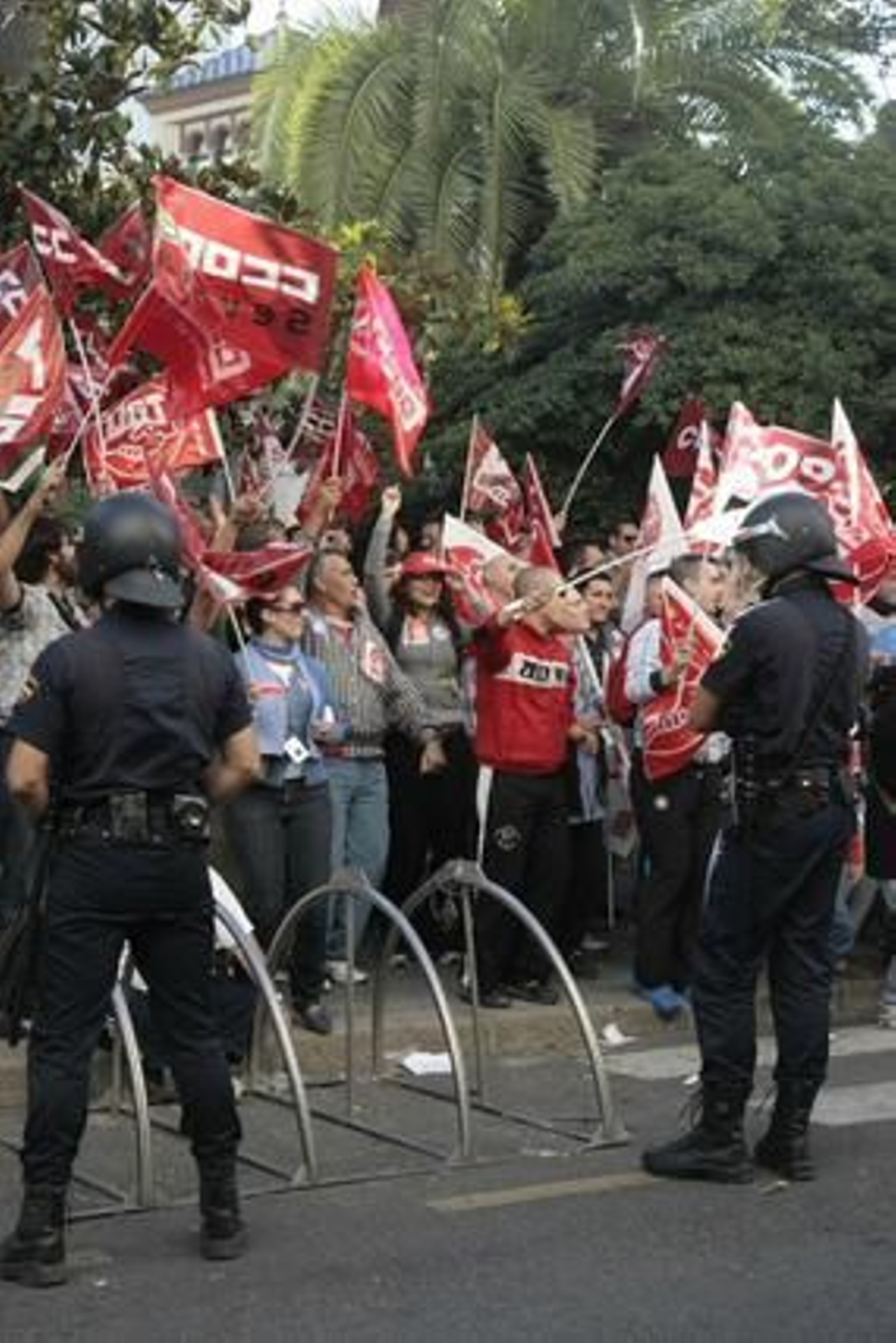 El dispositivo policial intenta controlar a los piquetes informativos que se concentran en la Plaza del Duque.

Foto: Jaime Martínez
