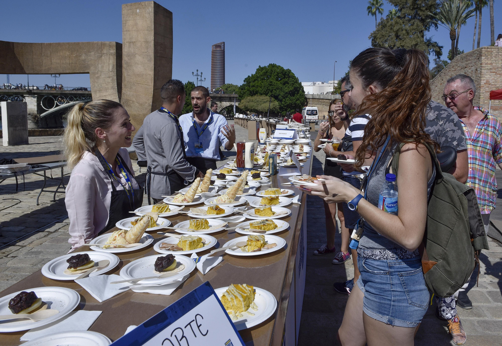 La barra de tapas más larga del mundo, en Sevilla