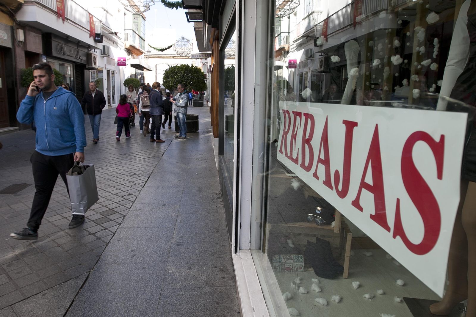 Ambiente de rebajas en el centro comercial Bahía Sur.