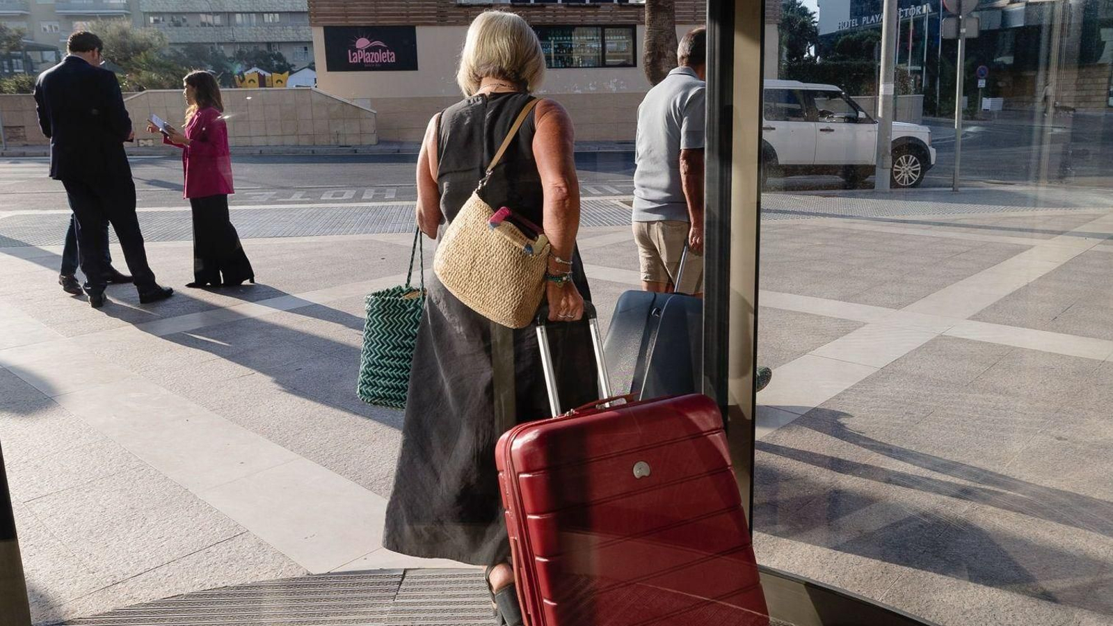 Una mujer sale de uno de los hoteles de la ciudad en uno de estos últimos días.