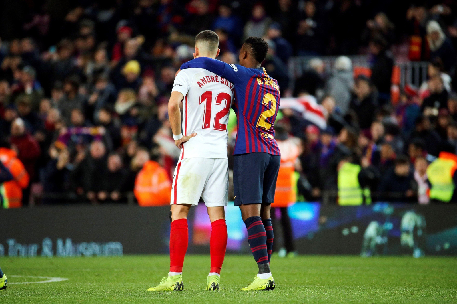 Nelson Semedo consuela a André Silva en el 6-1 de cuartos de Copa en enero de 2019.