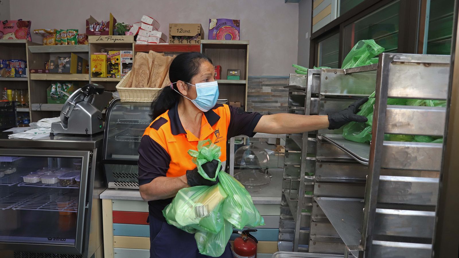 Los fogones que preparan los menús del Comedor del Carmen de Algeciras
