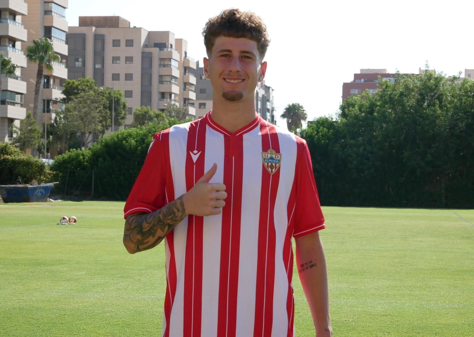 El futbolista portugués posa con la camiseta del conjunto rojiblanco en el campo de La Vega de Acá donde se ejercita el filial.