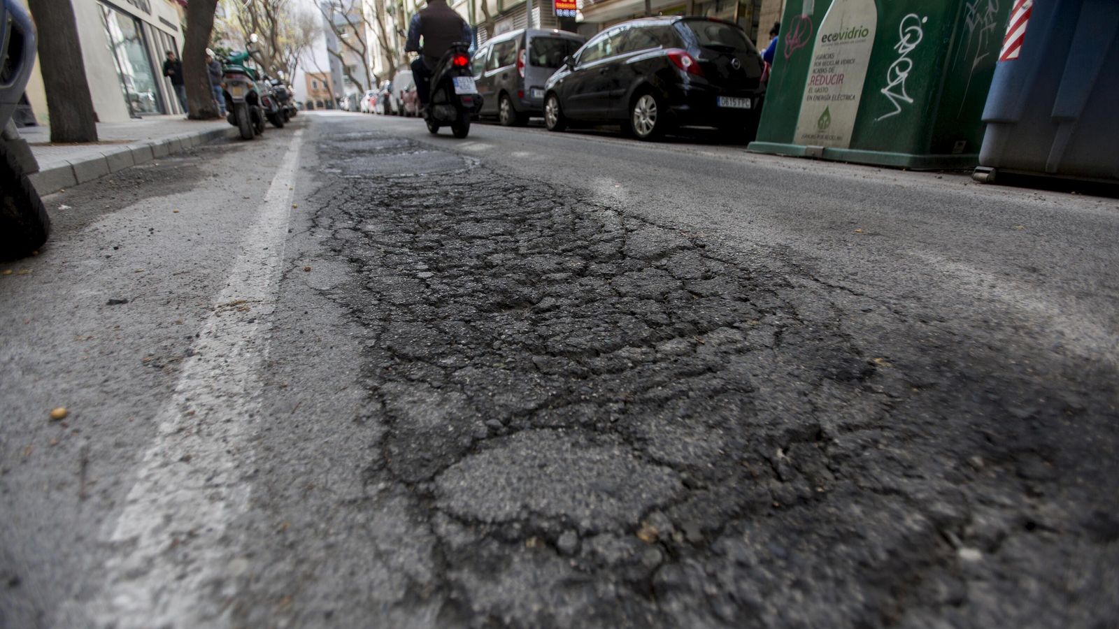 El paso de los vehículos ha ido deteriorando la calle de manera progresiva.