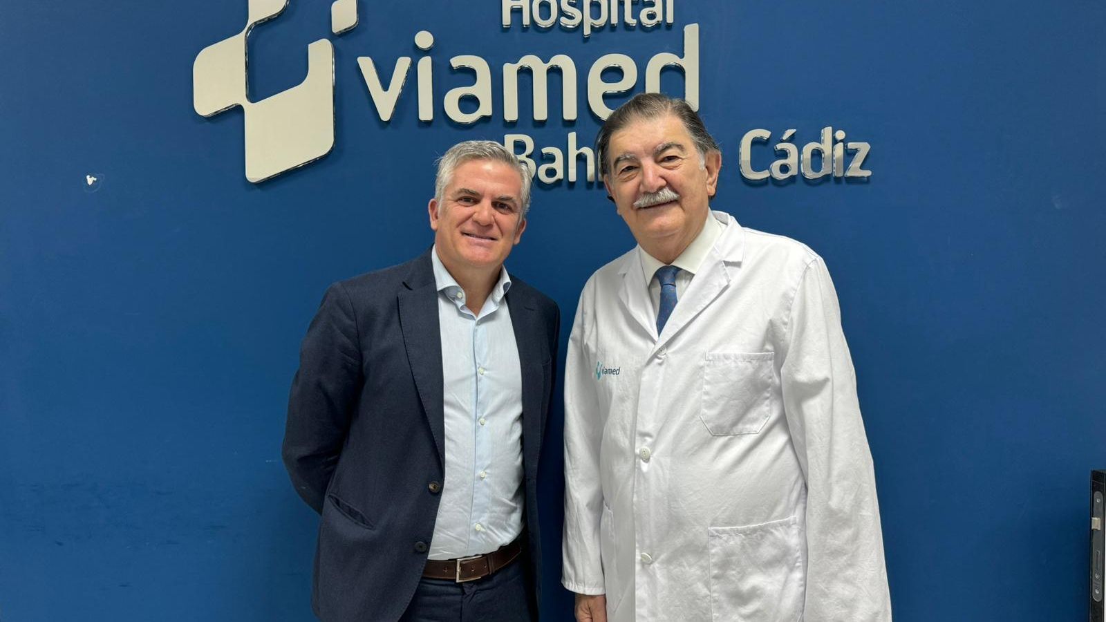 Antonio Bueno junto al doctor Manuel Rodríguez Silva, gerente de la clínica Viamed.