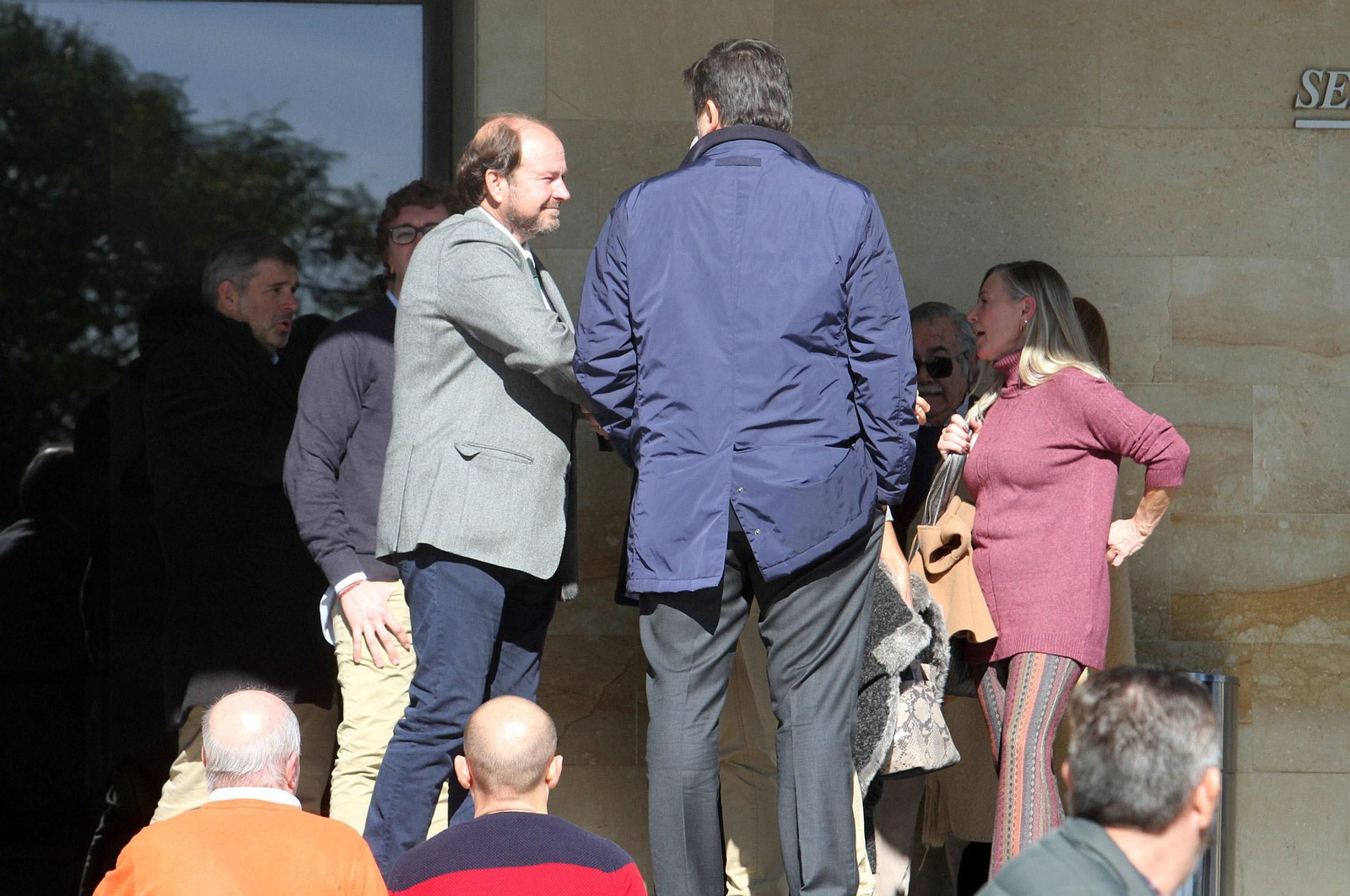 Condolencias a la familia García Palacios durante la mañana en el tanatorio, en imágenes