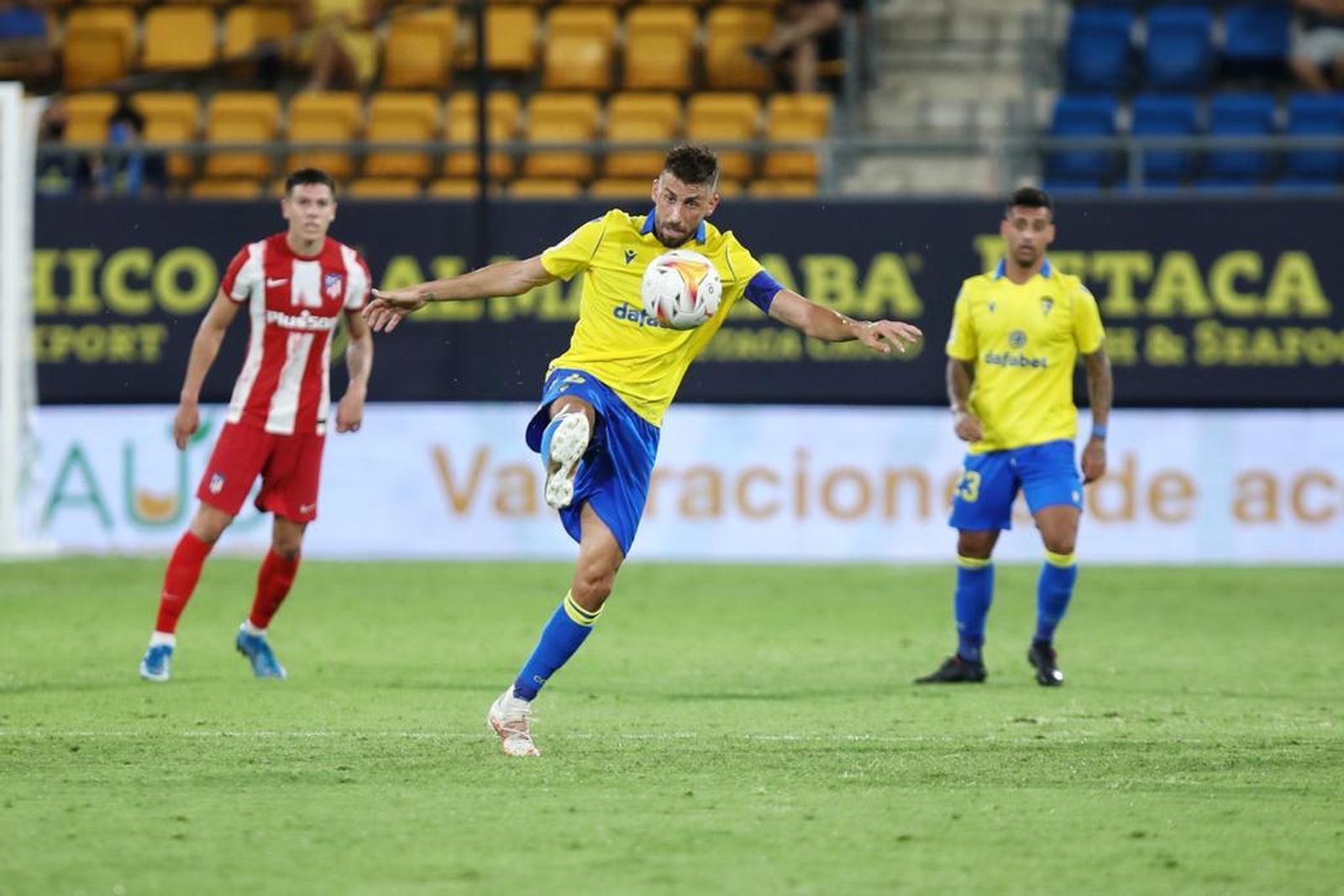 Las imágenes del Cádiz-Atlético del Trofeo Carranza.