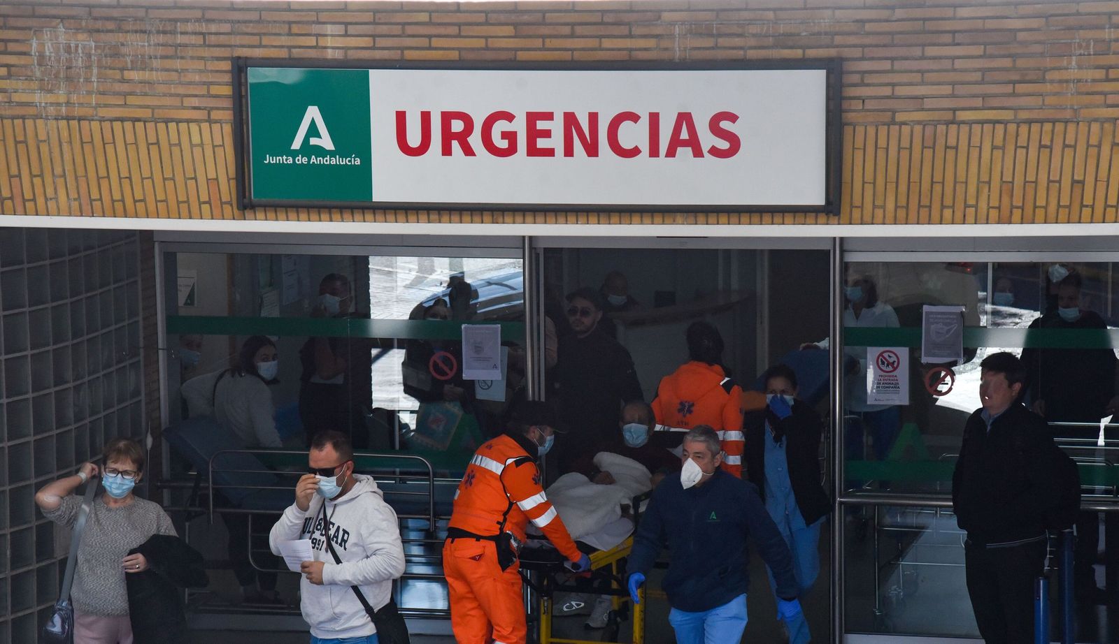 Varias personas entran y salen de las Urgencias del Hospital General del Virgen del Rocío.