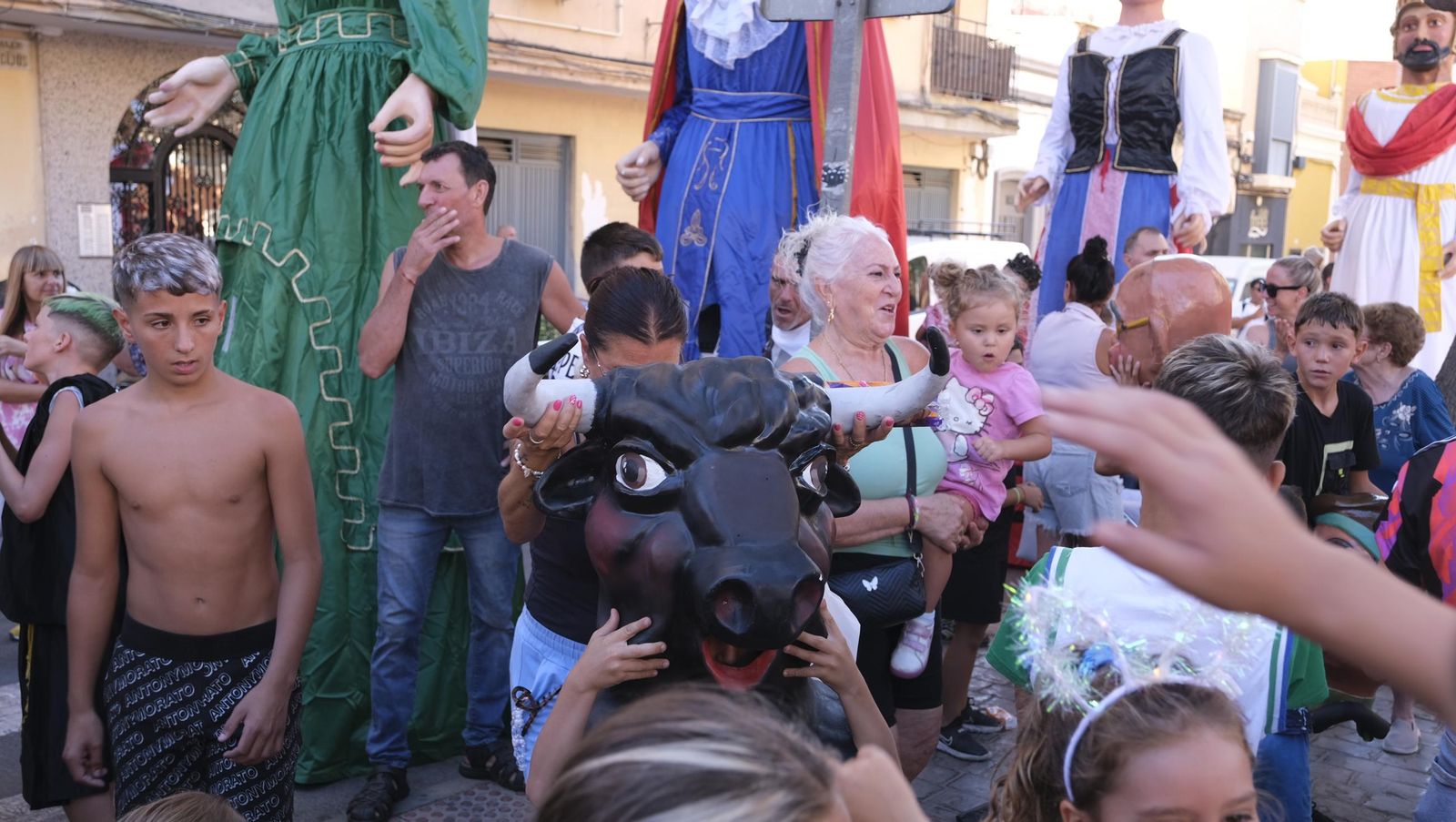 Gigantes y cabezudos en la Feria de Almería 2024, en imágenes