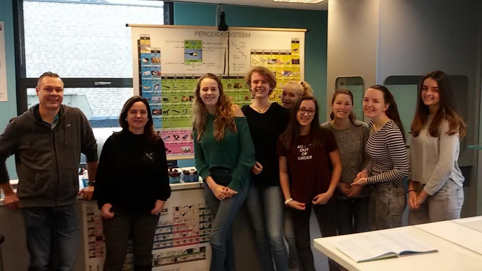 Los profesores Rademaker y Muñoz, junto a alumnas del Amadeus Lyceum de Utrecht.
