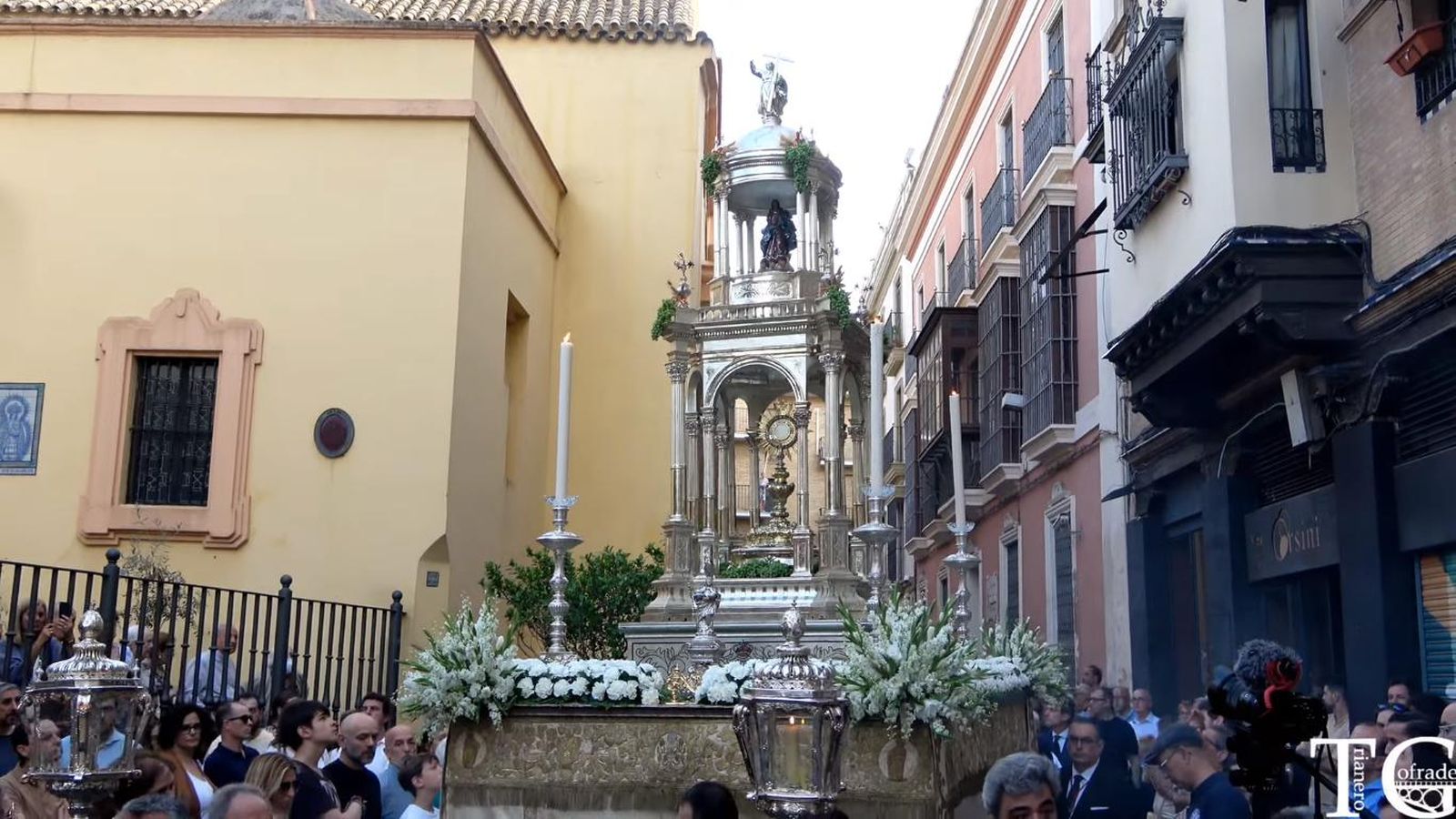 La Custodia de San Isidoro se abre paso por la Costanilla