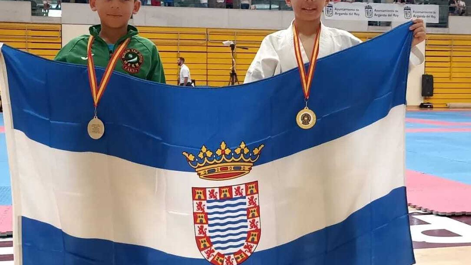 La bandera de Jerez no faltó en lo más alto del podio.