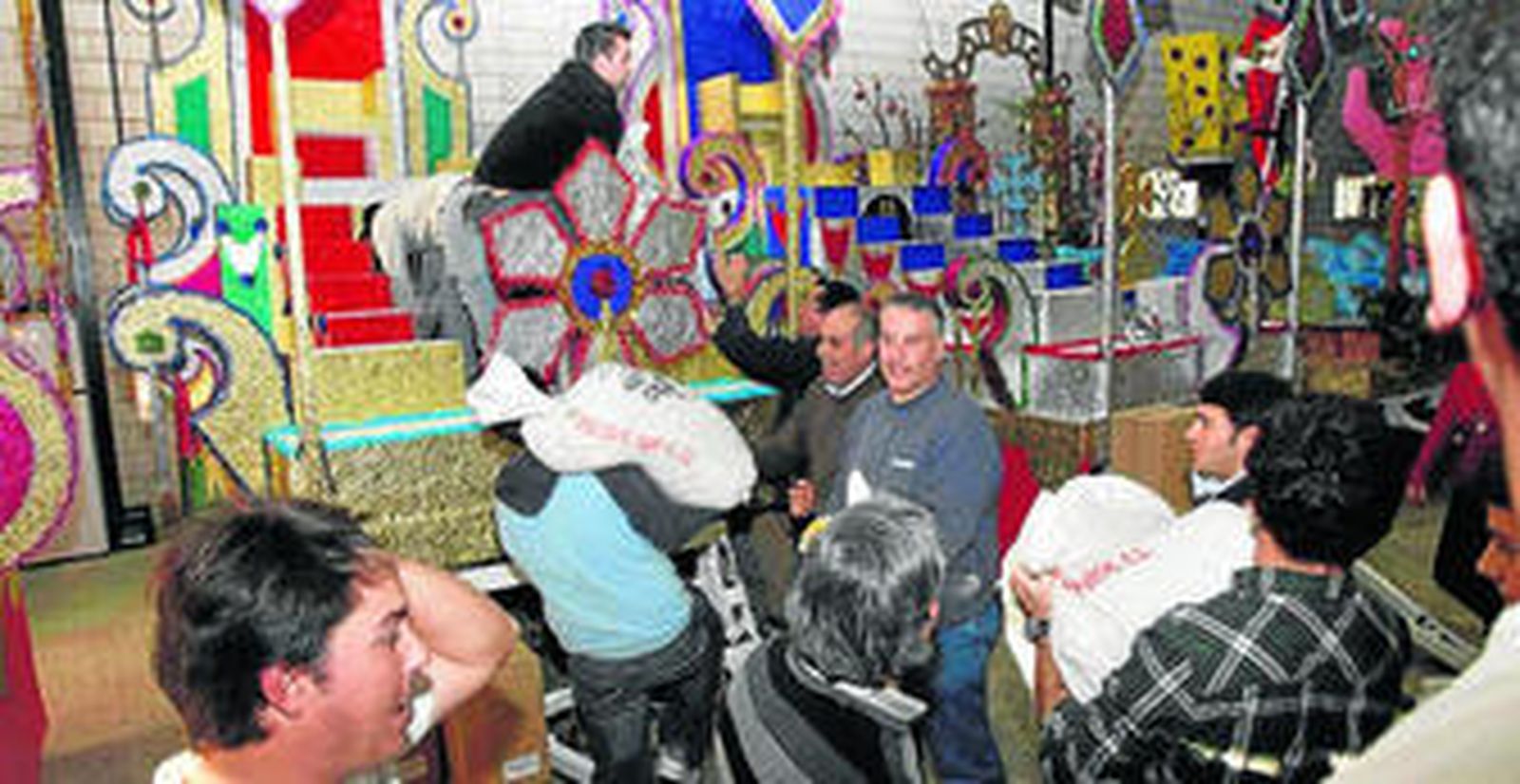 Primeras visitas. Los Magos de Oriente se preparan para recibir las coronas que lucirán esta tarde en las cabalgatas de los pueblos onubenses donde dejarán confetis, caramelos y algunos regalos a pesar de la crisis que nos asola. Los niños de los municipios volverán a recibir mucha ilusión de estos Reyes que nos visitan una vez al año.