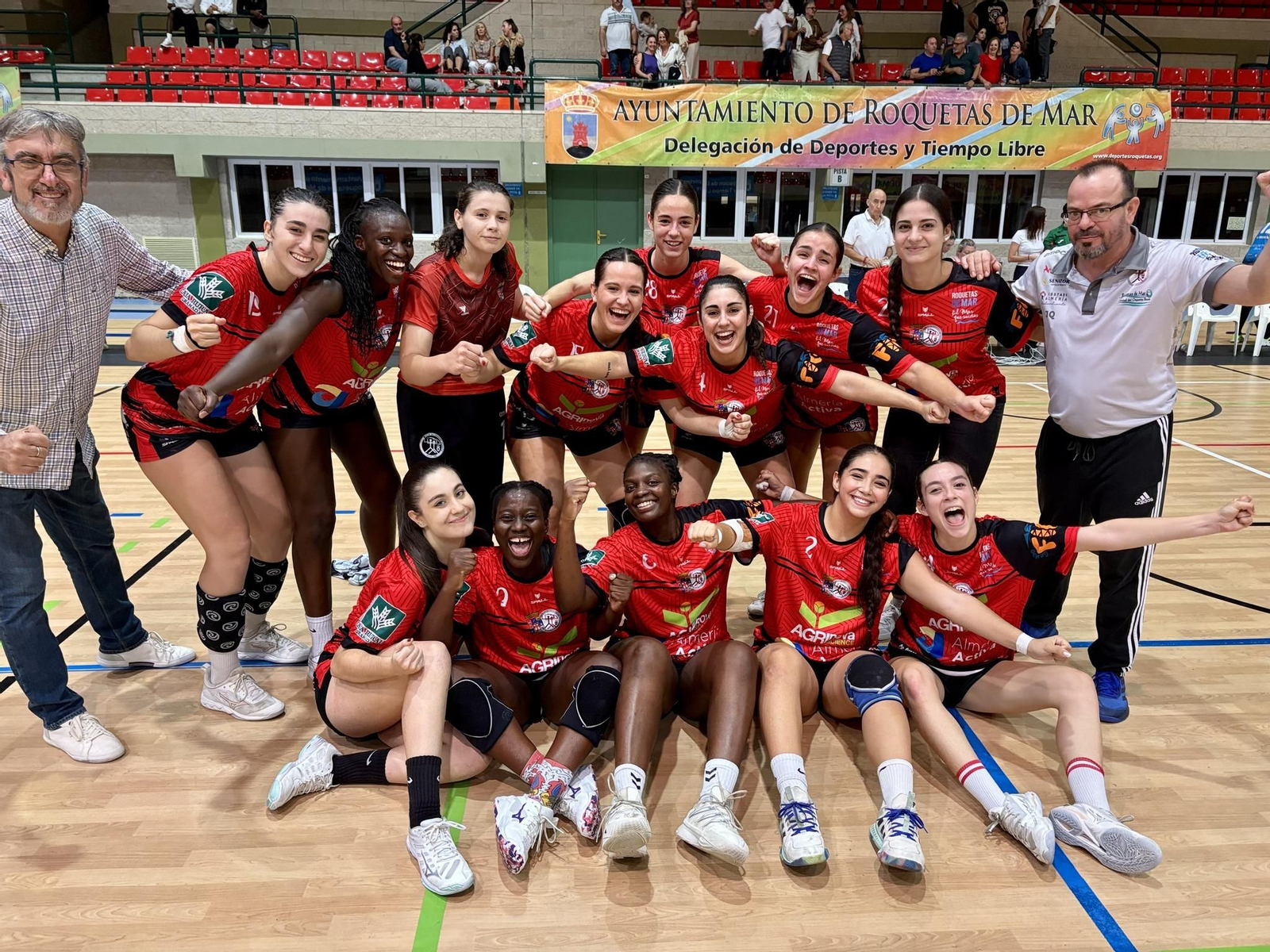 Las roqueteras celebran su victoria frente a las malagueñas sobre el parqué del Pabellón Infanta Cristina.