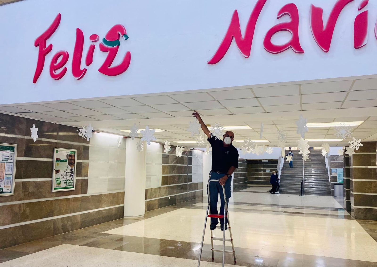 Trabajos de decoración de Navidad en el Hospital de Puerto Real