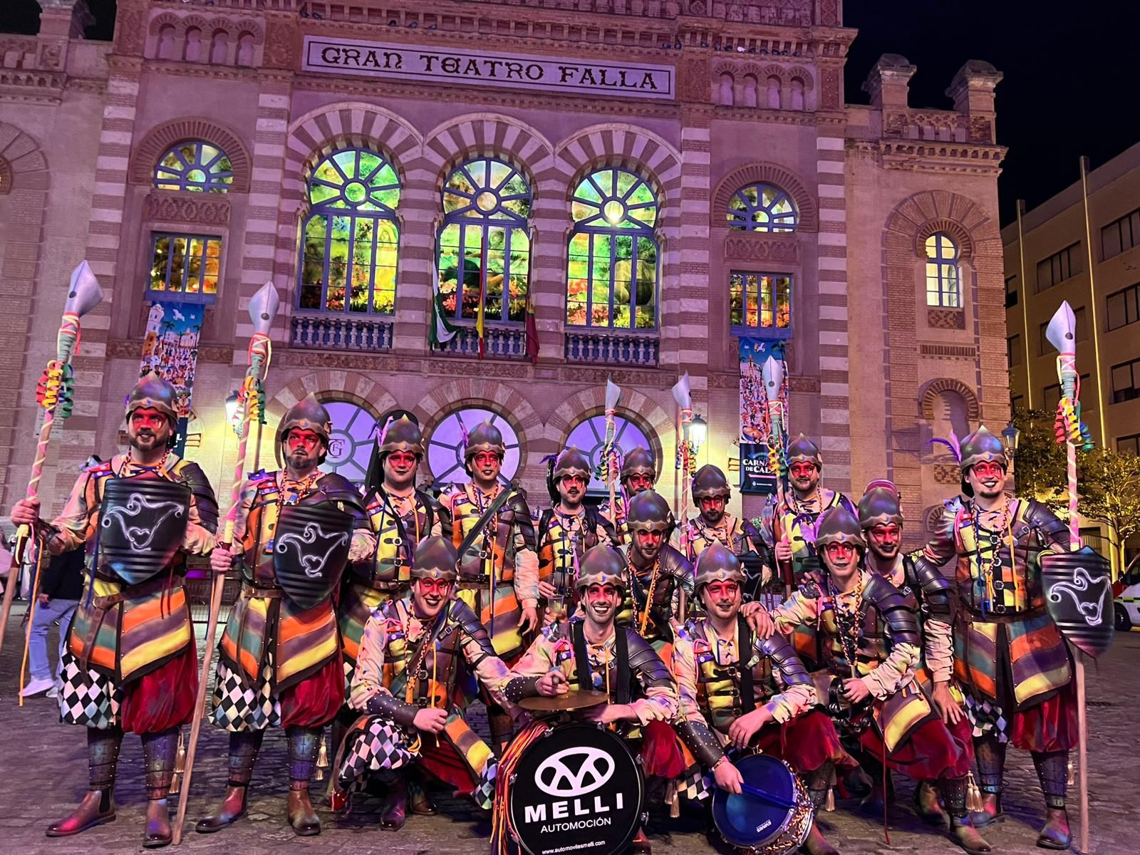 'Los Peques' frente al Gran Teatro Falla de Cádiz