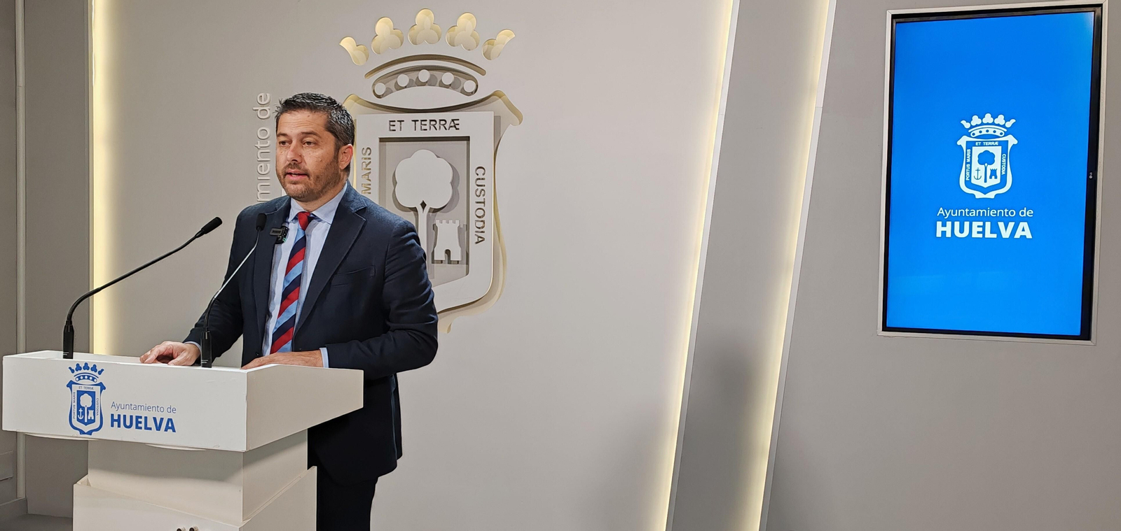 El portavoz del PSOE en el Ayuntamiento de Huelva, Francisco Baluffo, en rueda de prensa.