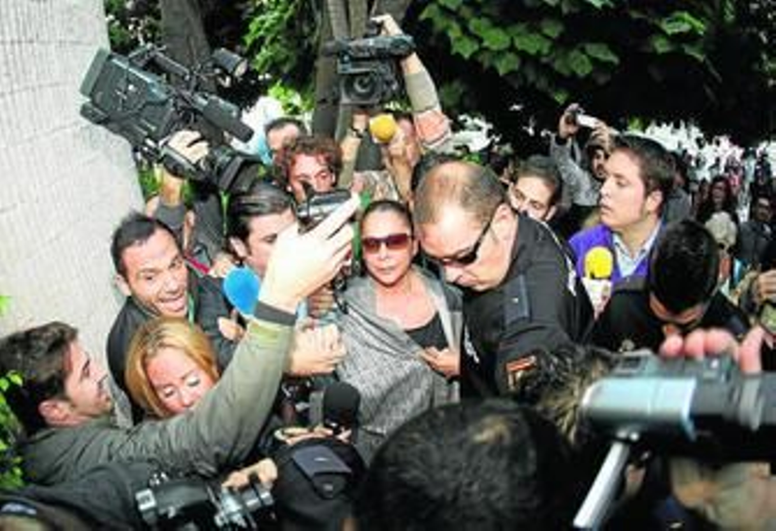 Pantoja, en los juzgados de Marbella, cuando fue citada para hacerle entrega del auto de juicio oral.