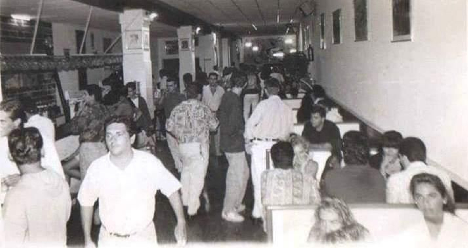 Una fotografía del interior de La Comedia en los años ochenta del pasado siglo. En primer plano, con camisa blanca, Juan Narváez.