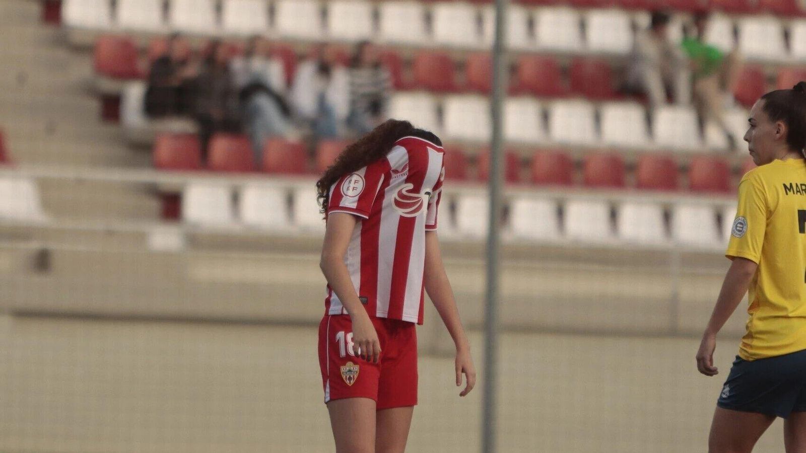 La rojiblanca Ángela Moreno se tapa la cara con la camiseta en un momento del encuentro.