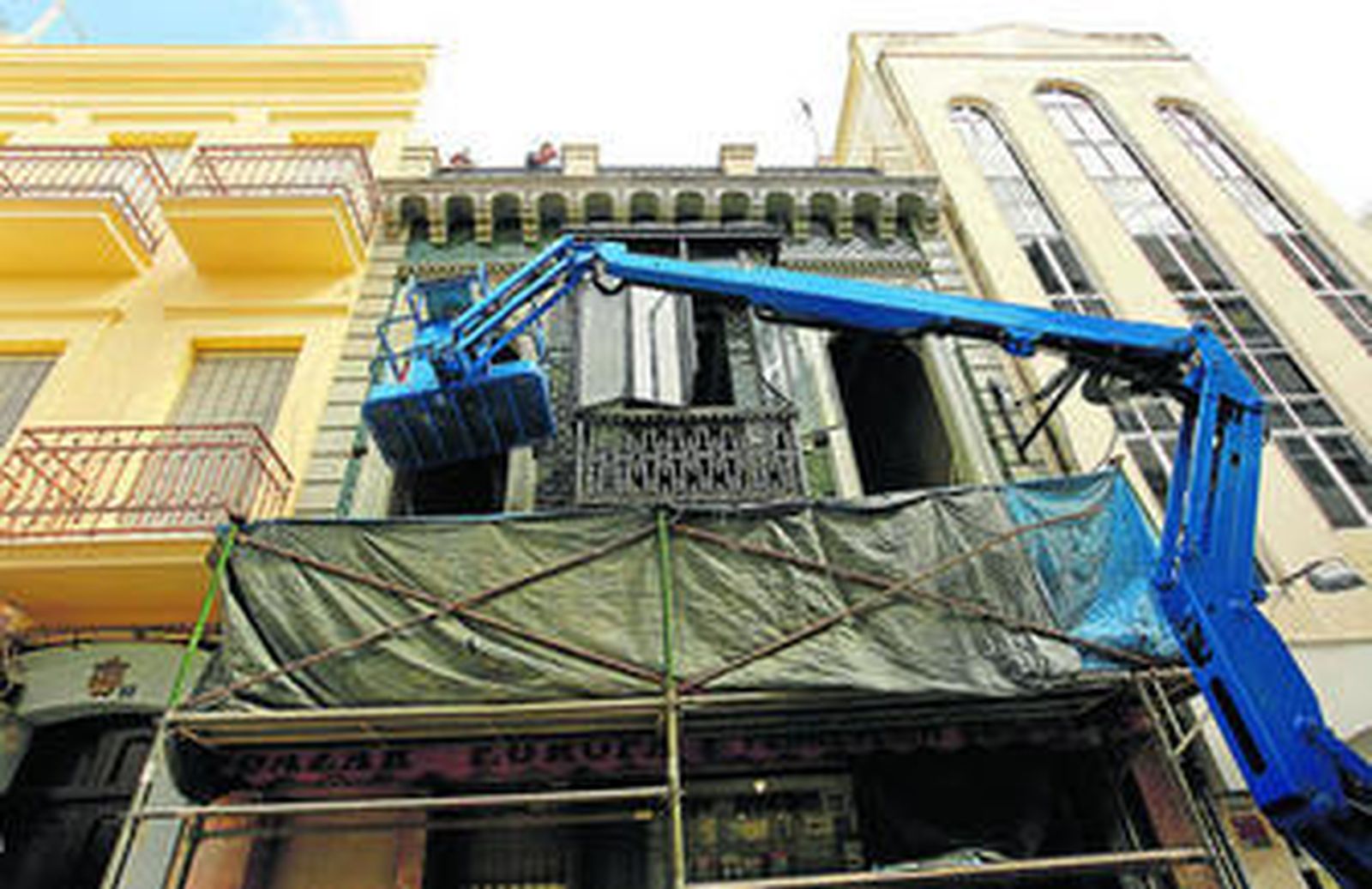 El emblemático edificio del Bazar Europa, en la calle Pérez Carasa, en proceso de restauración.