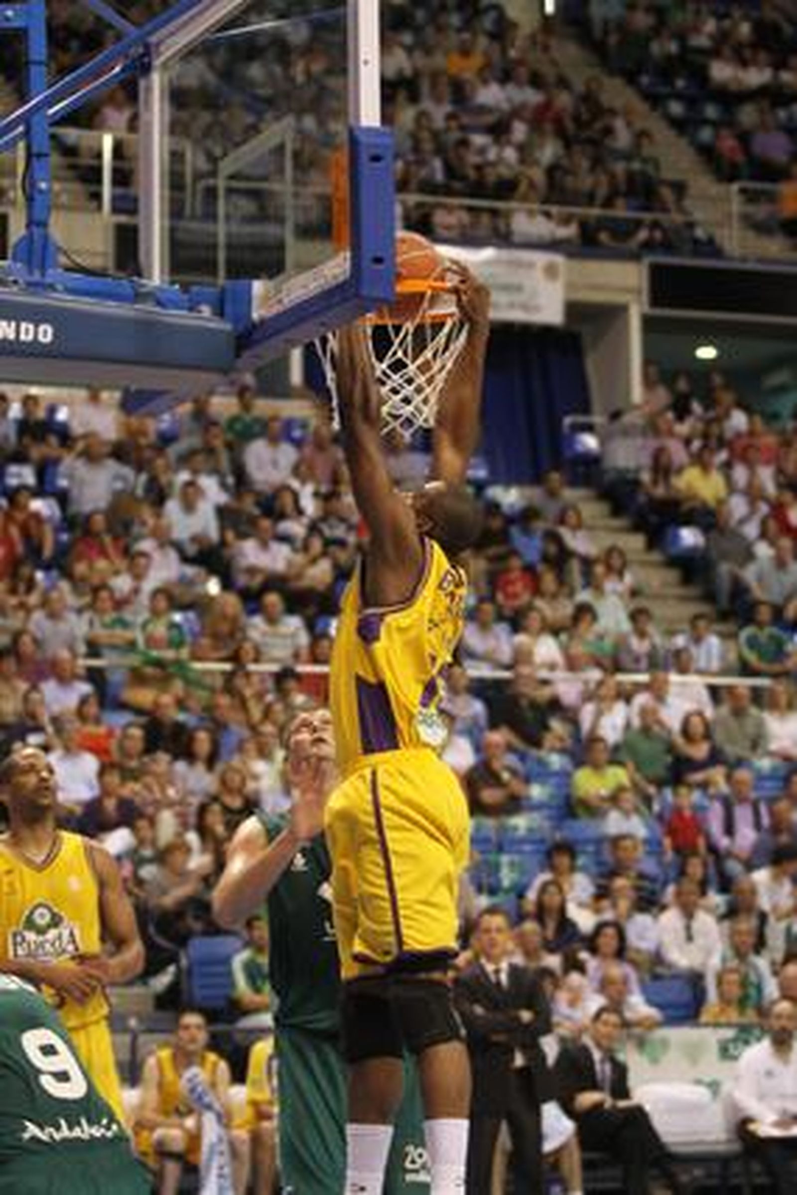 El Unicaja saca la visa virtual para los 'play off' por el título con una convincente victoria ante el Blancos de Rueda (88-58).
