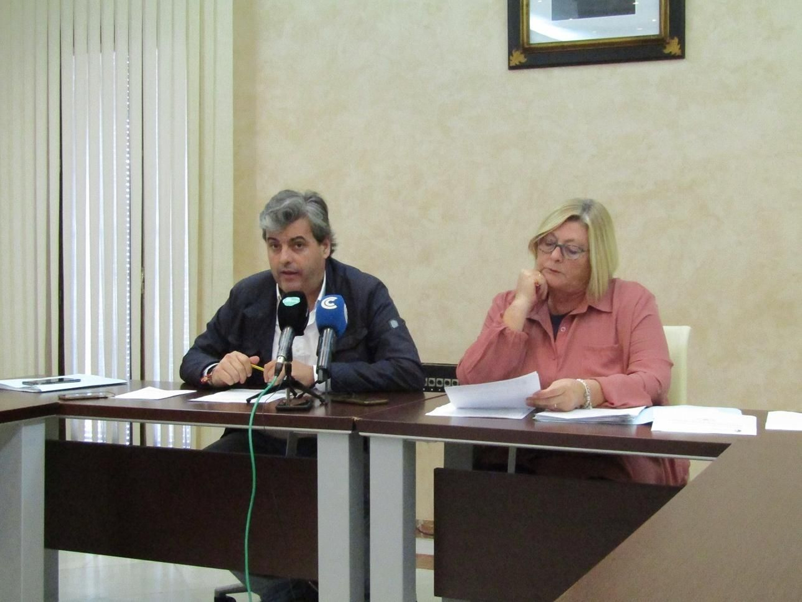 El concejal Espina en una imagen de archivo junto a la alcaldesa de Almonte.