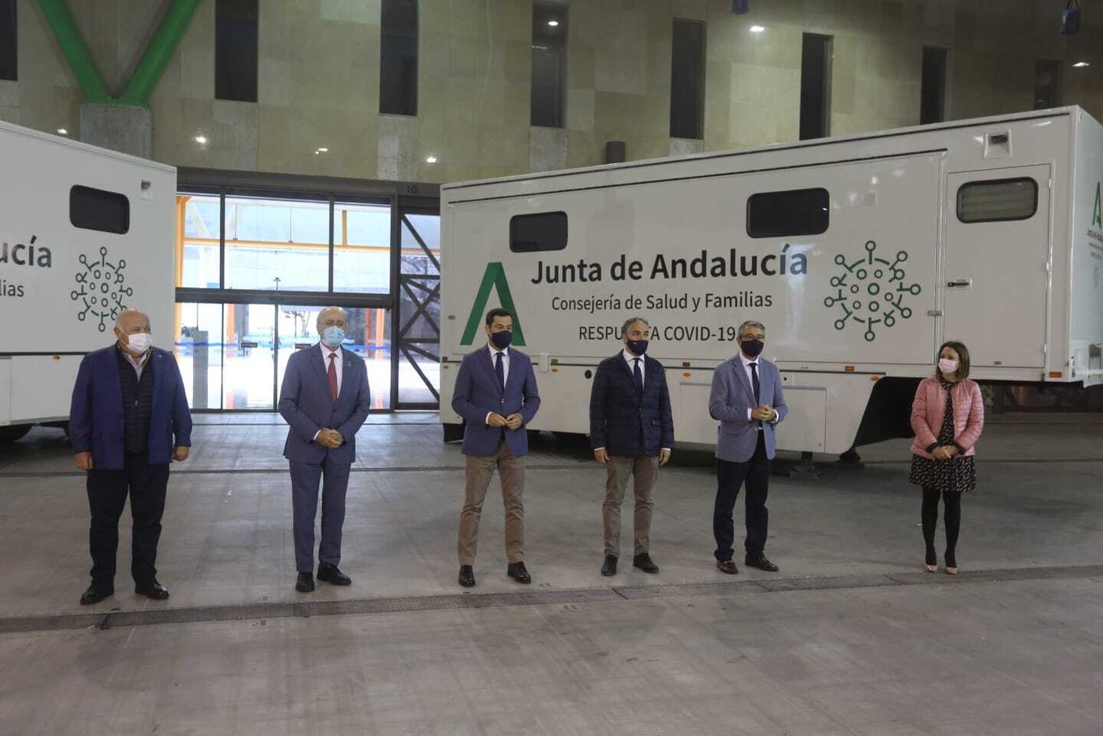 Moreno, este viernes en Málaga, ante los 'camiones móviles' para cribados masivos y vacunación anticovid