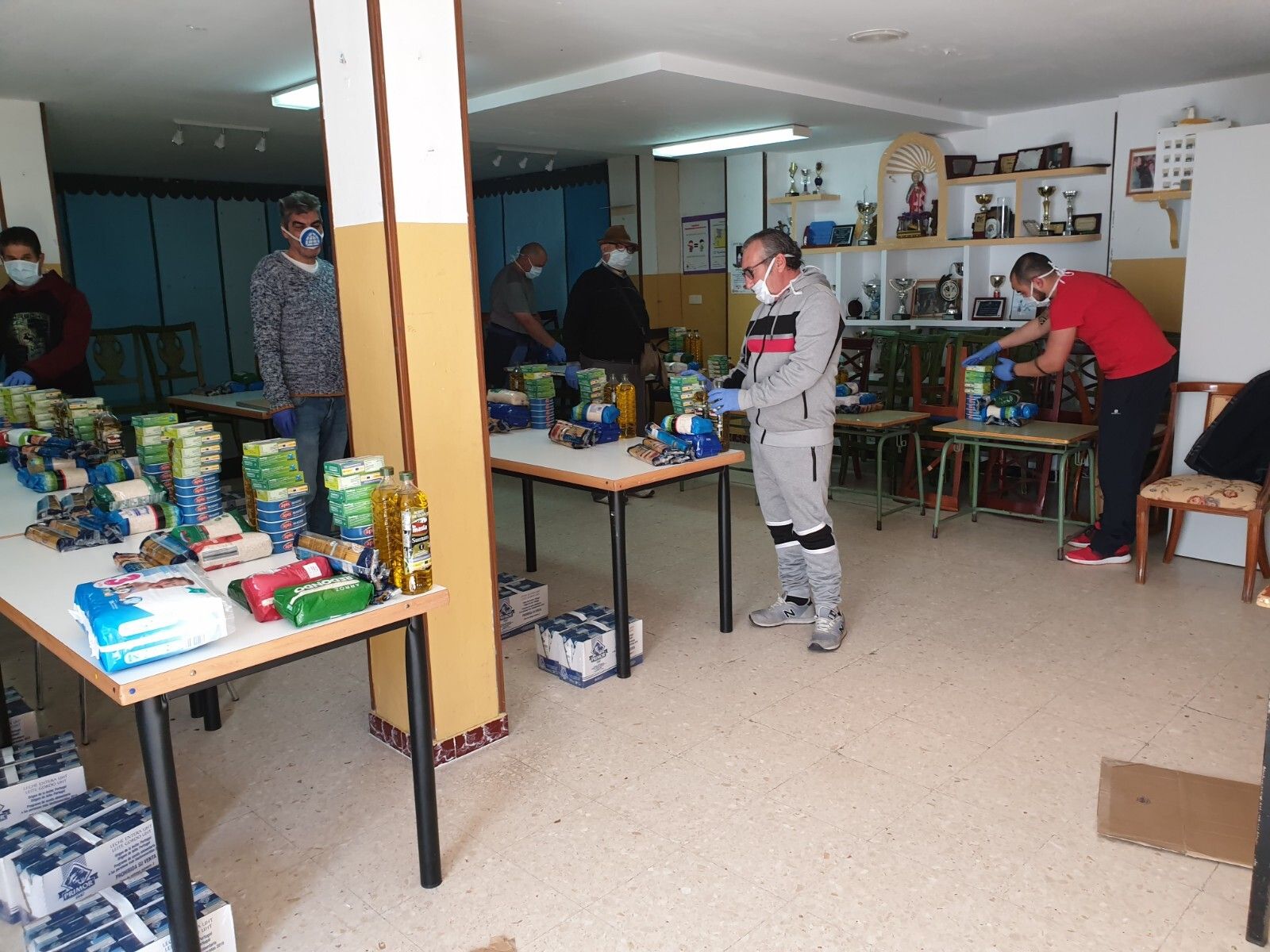 Voluntarios seleccionando los alimentos.