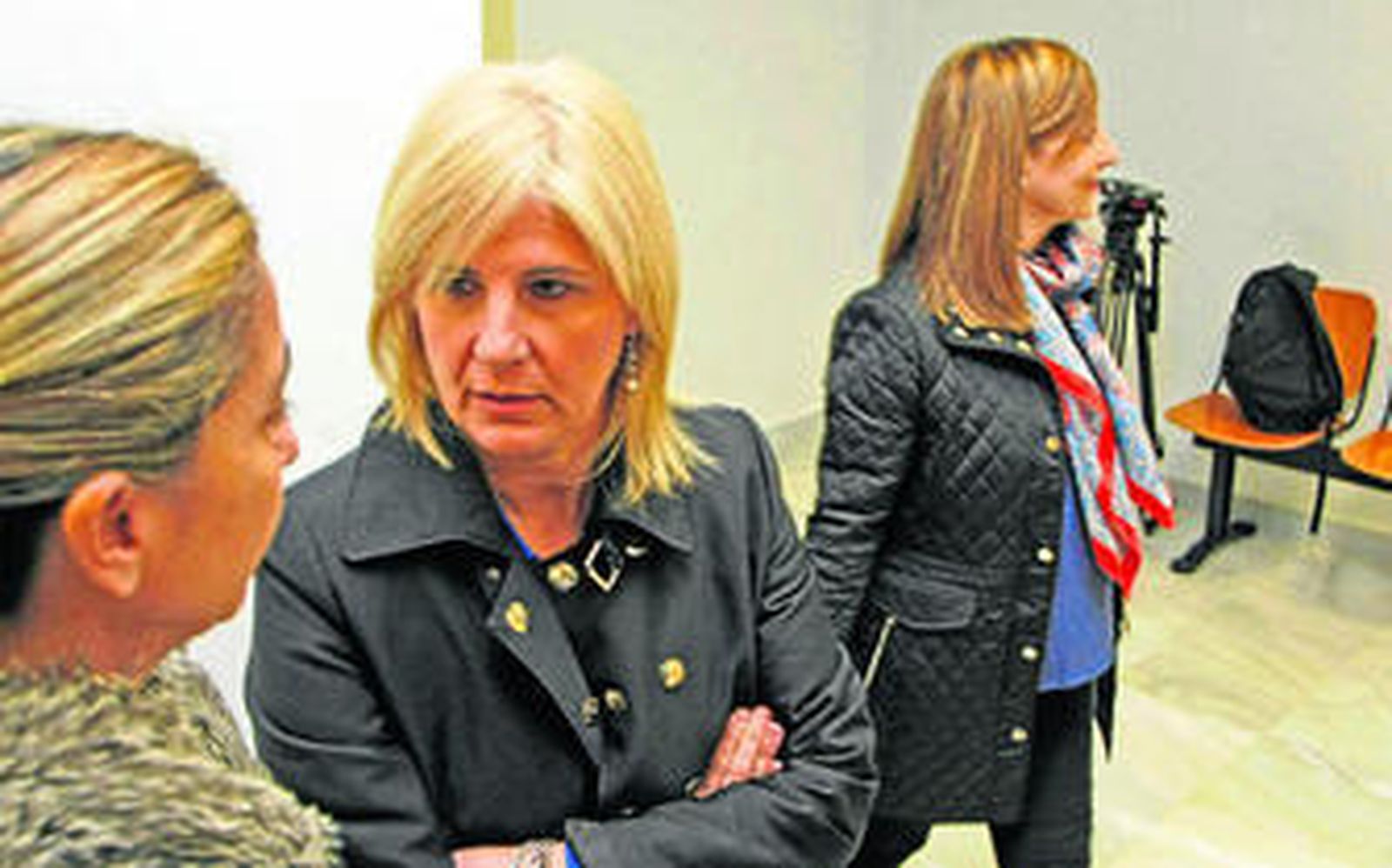 La alcaldesa, María José García-Pelayo, momentos antes de entrar en la sala mientras pasa a su lado Pilar Sánchez.